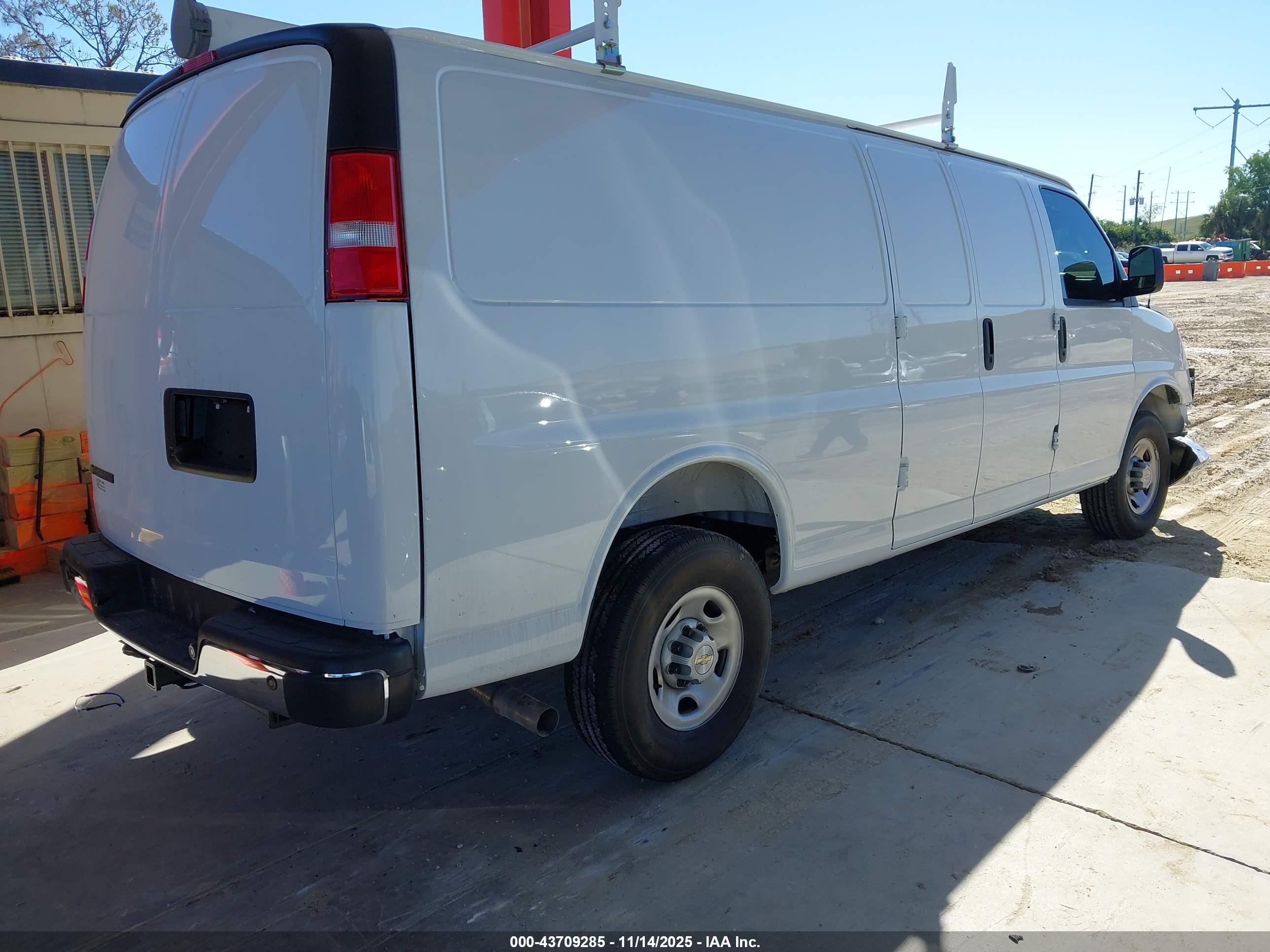 CHEVROLET EXPRESS image 4