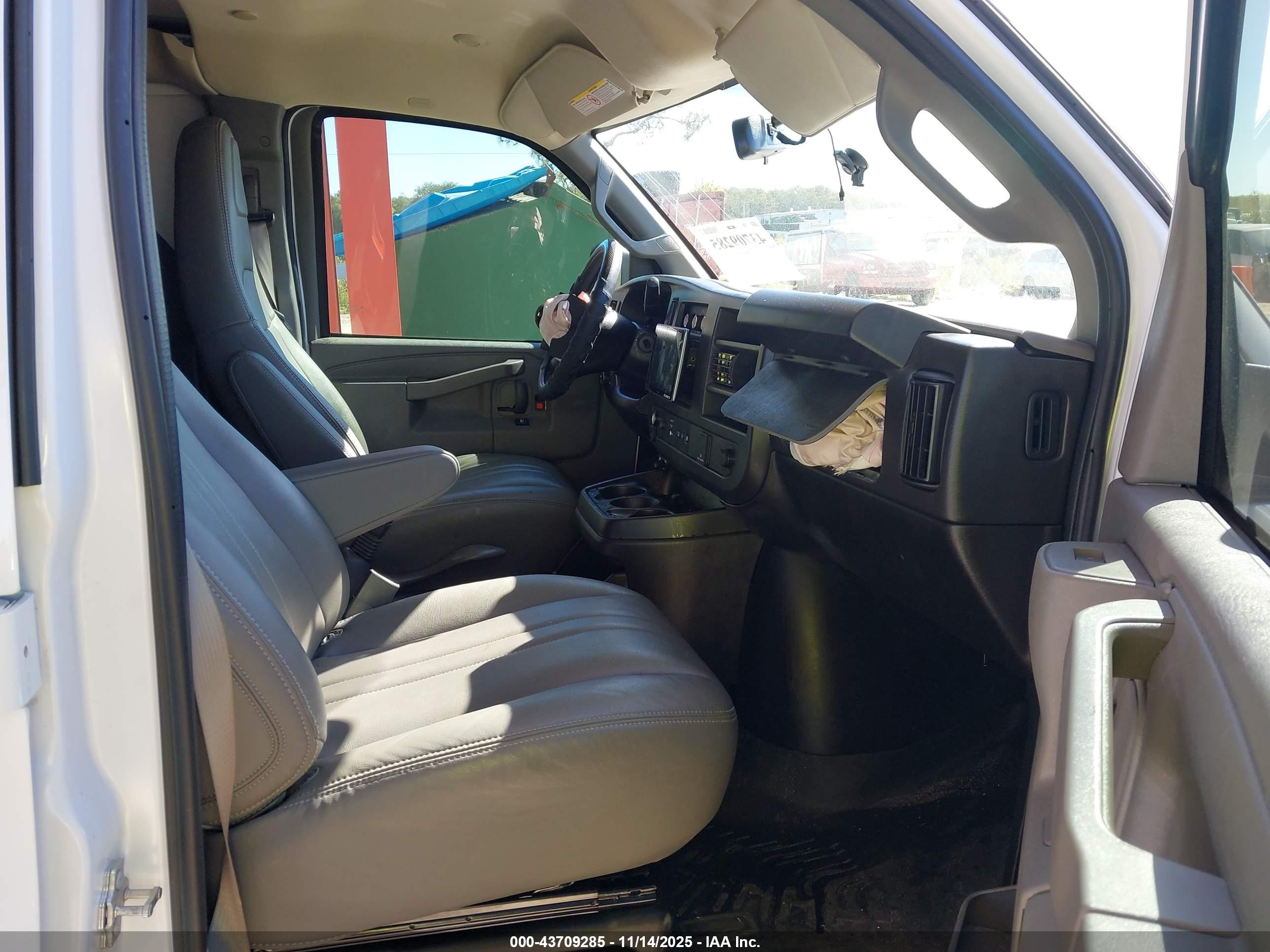 CHEVROLET EXPRESS image 5