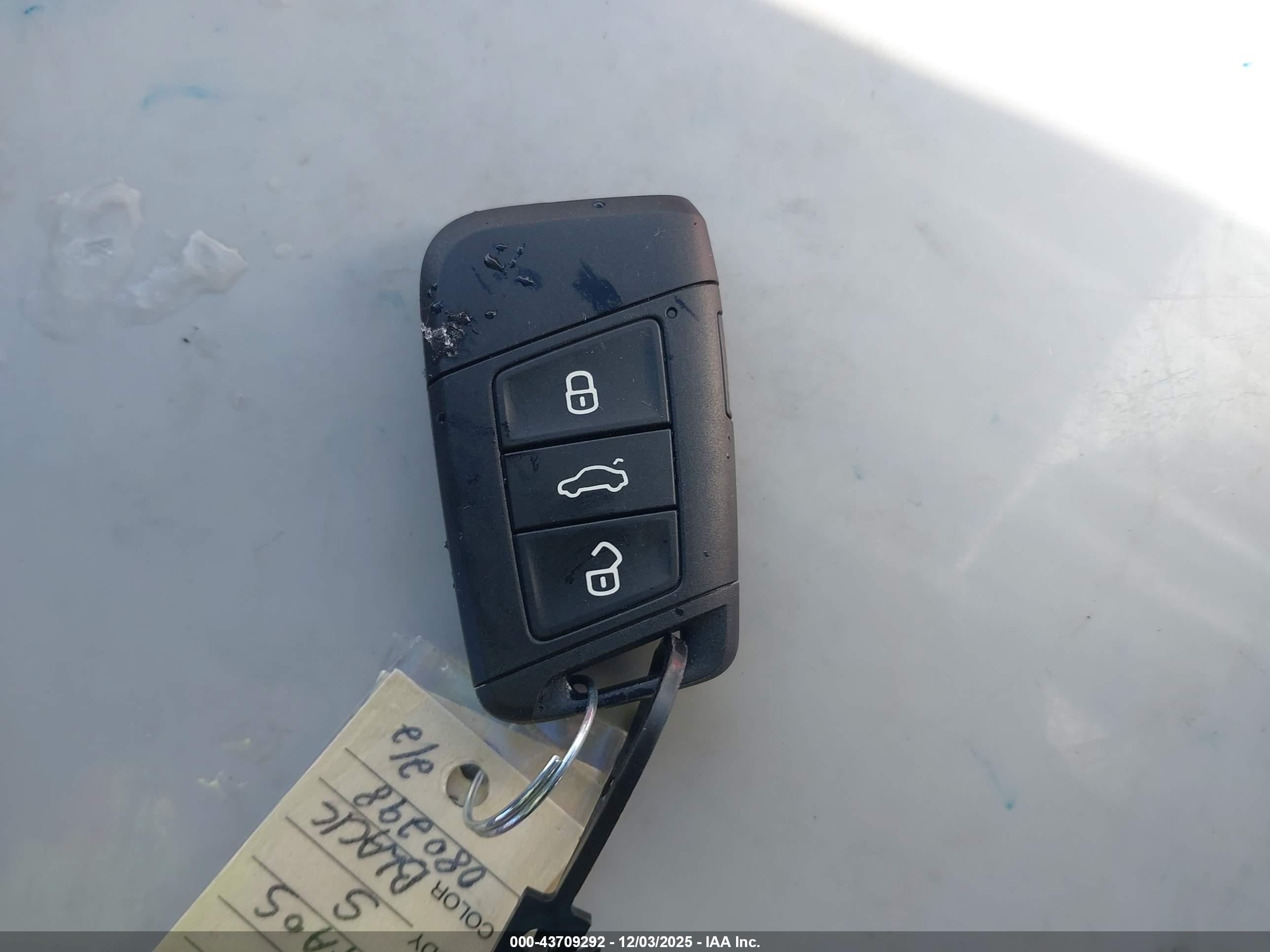 VOLKSWAGEN TAOS image 11