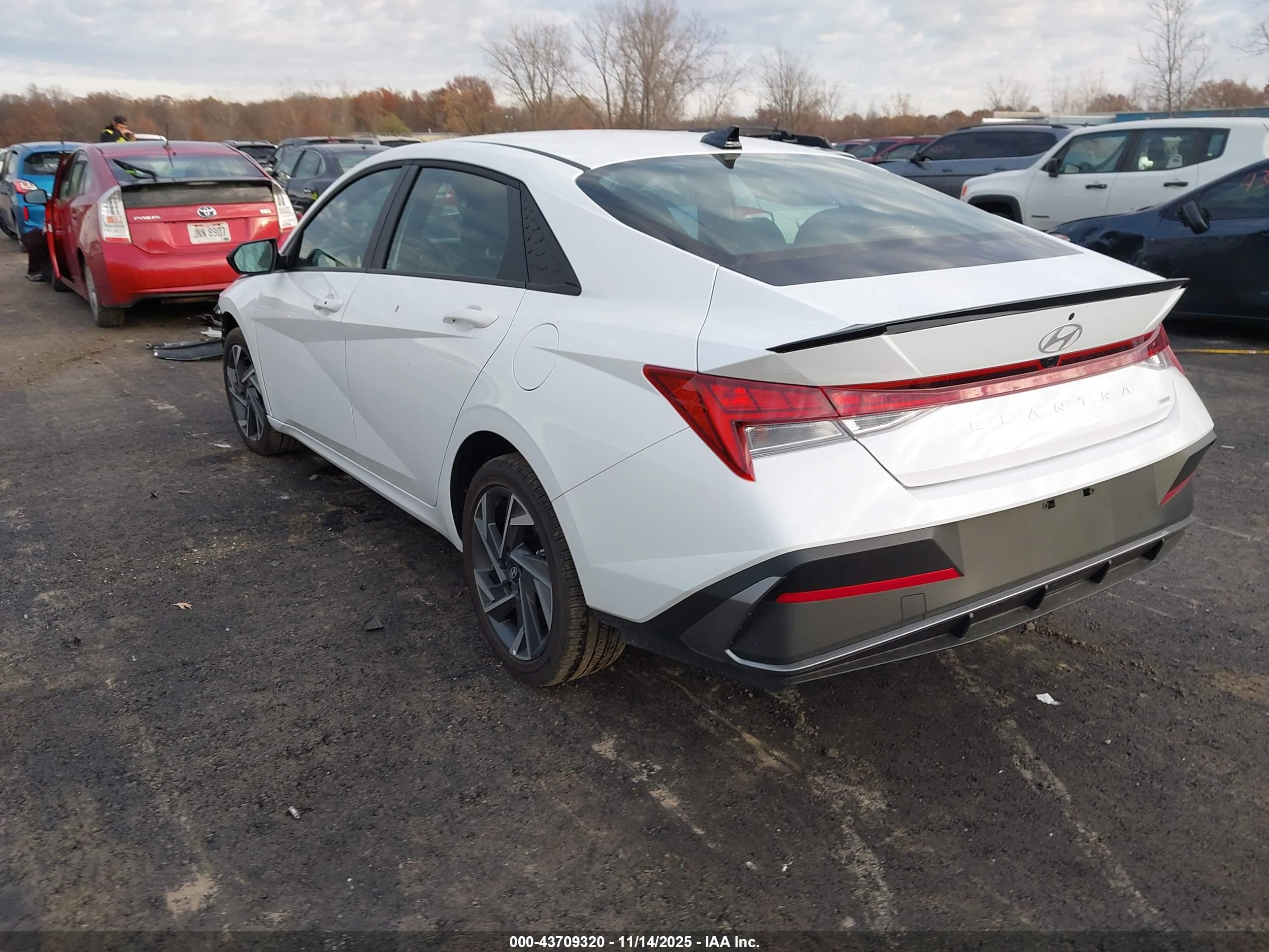 HYUNDAI ELANTRA image 3