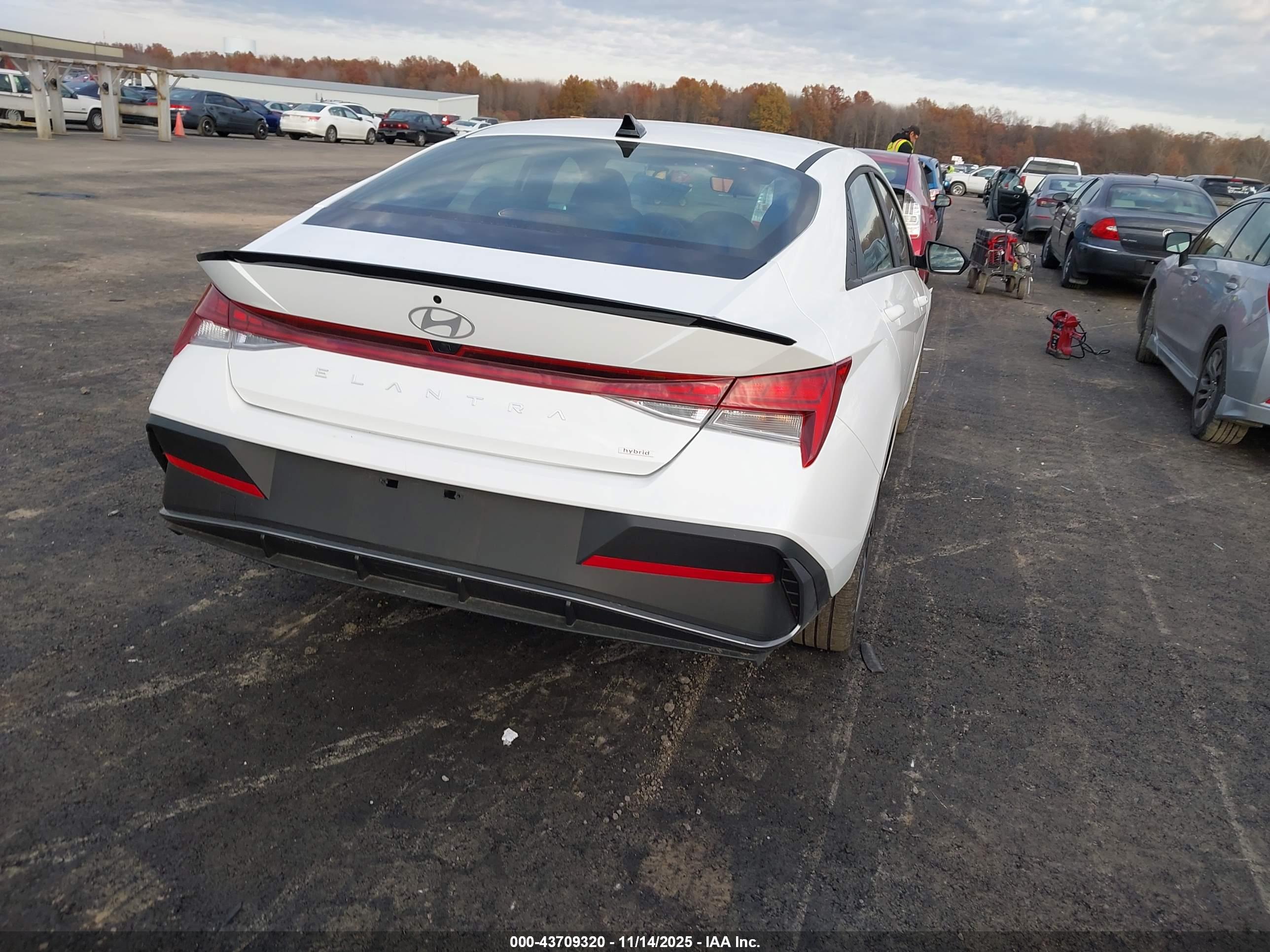 HYUNDAI ELANTRA image 4