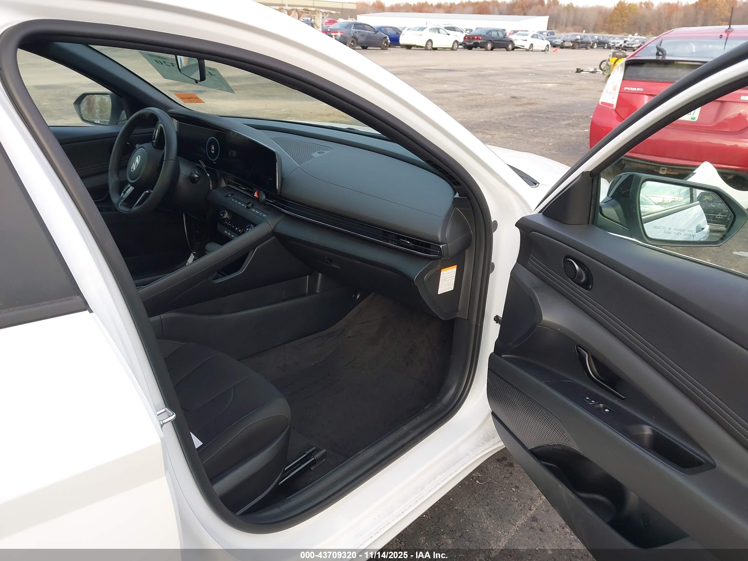 HYUNDAI ELANTRA image 5