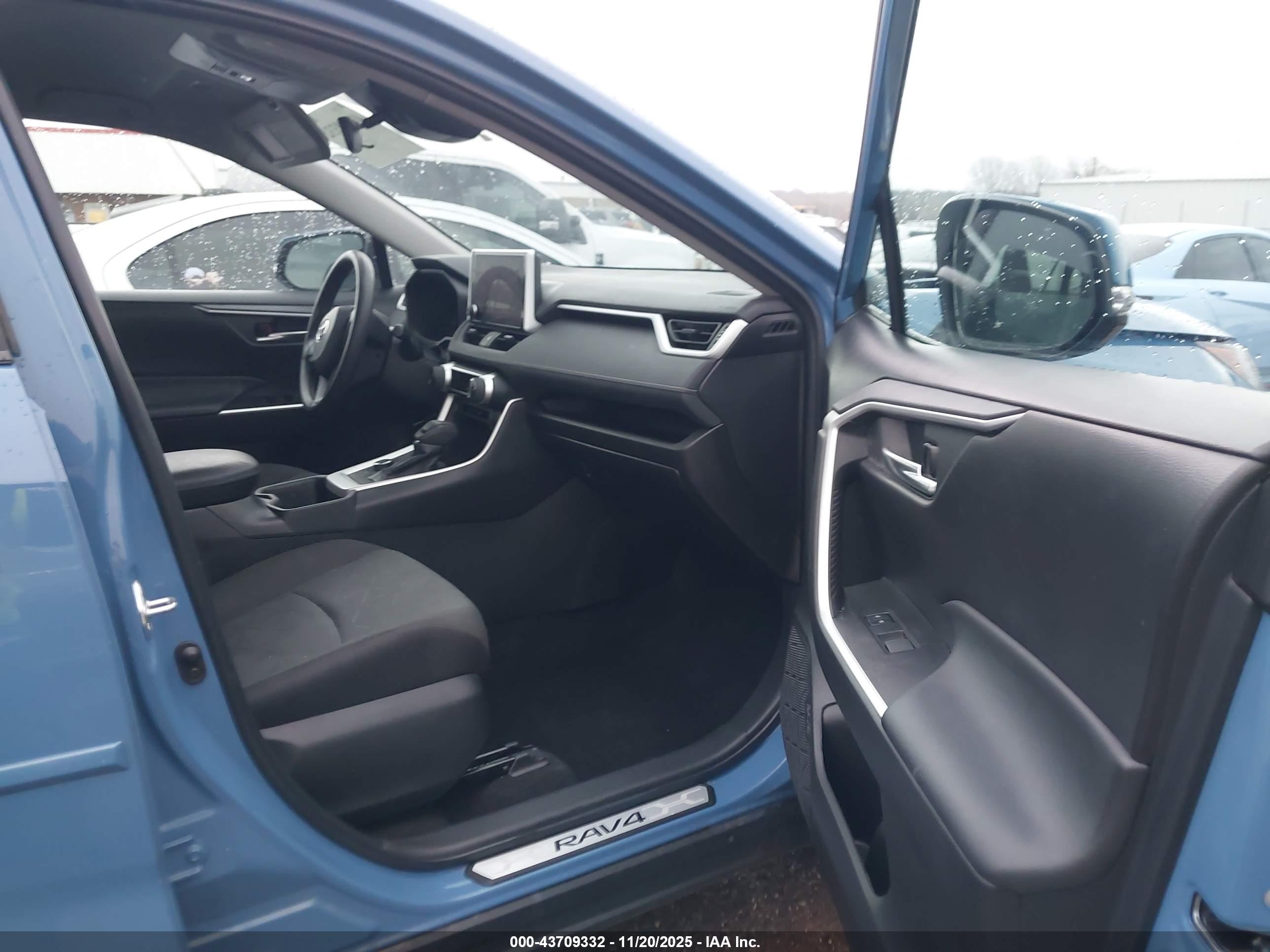 TOYOTA RAV4 image 5