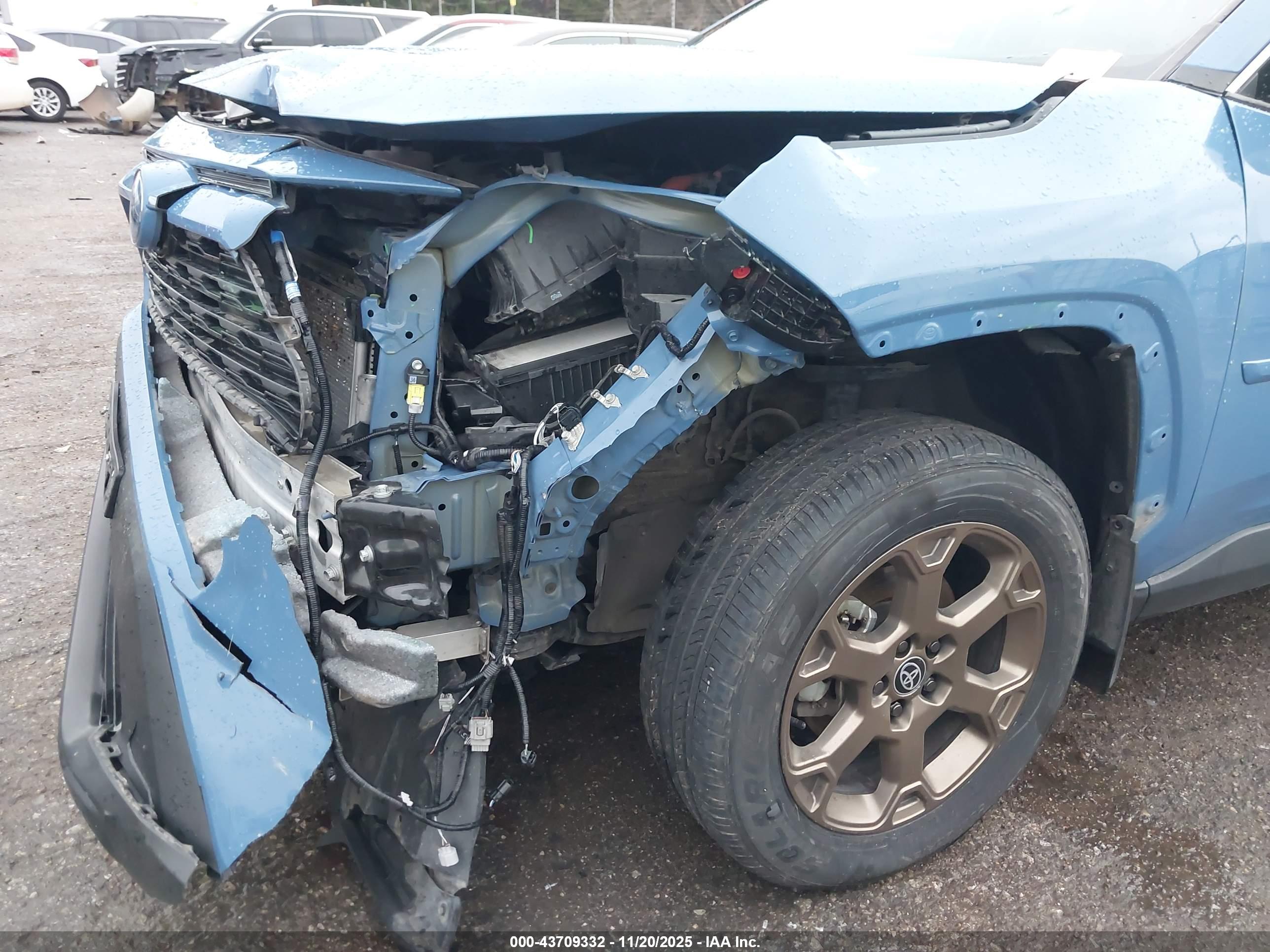 TOYOTA RAV4 image 6