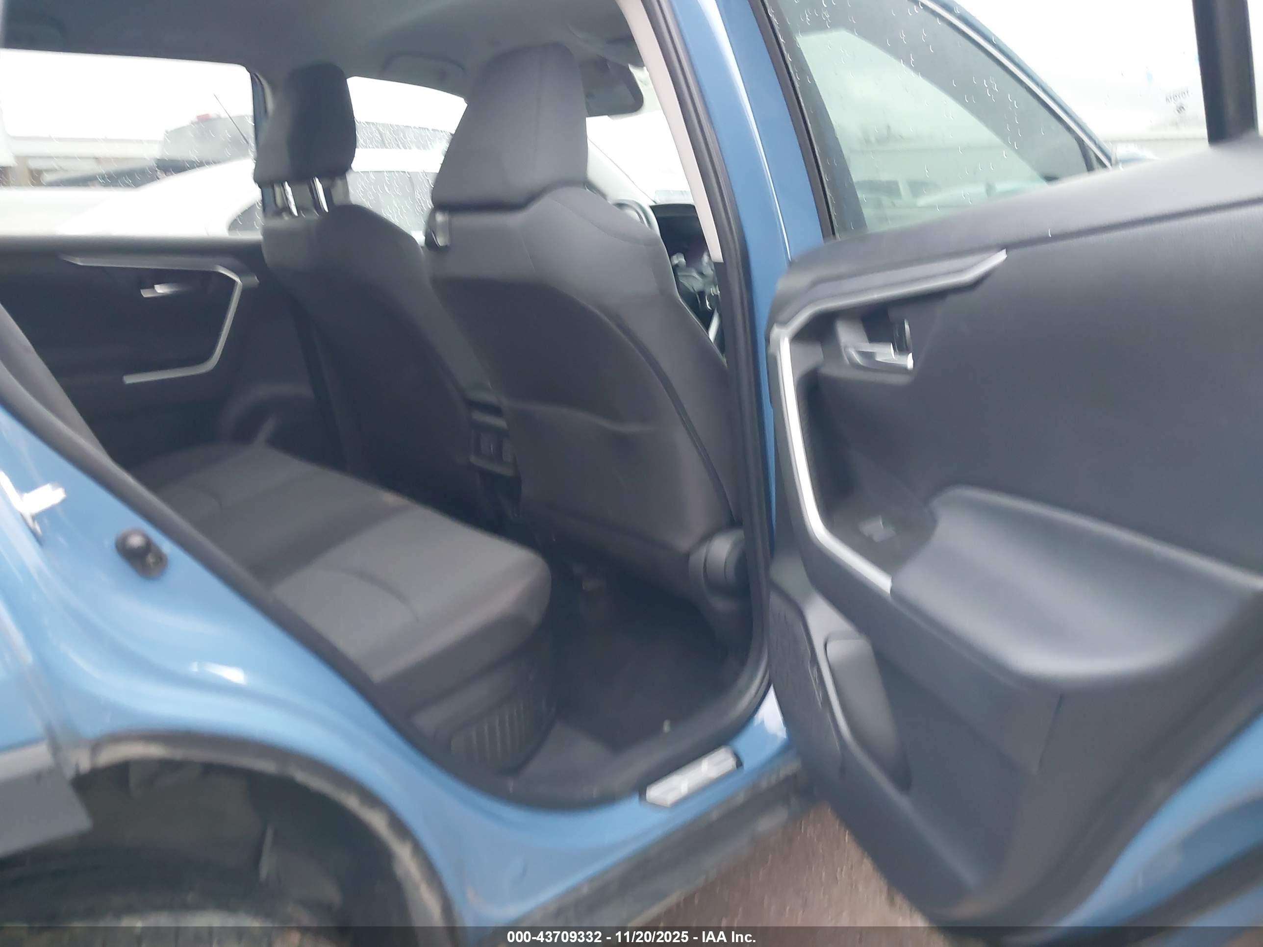 TOYOTA RAV4 image 8
