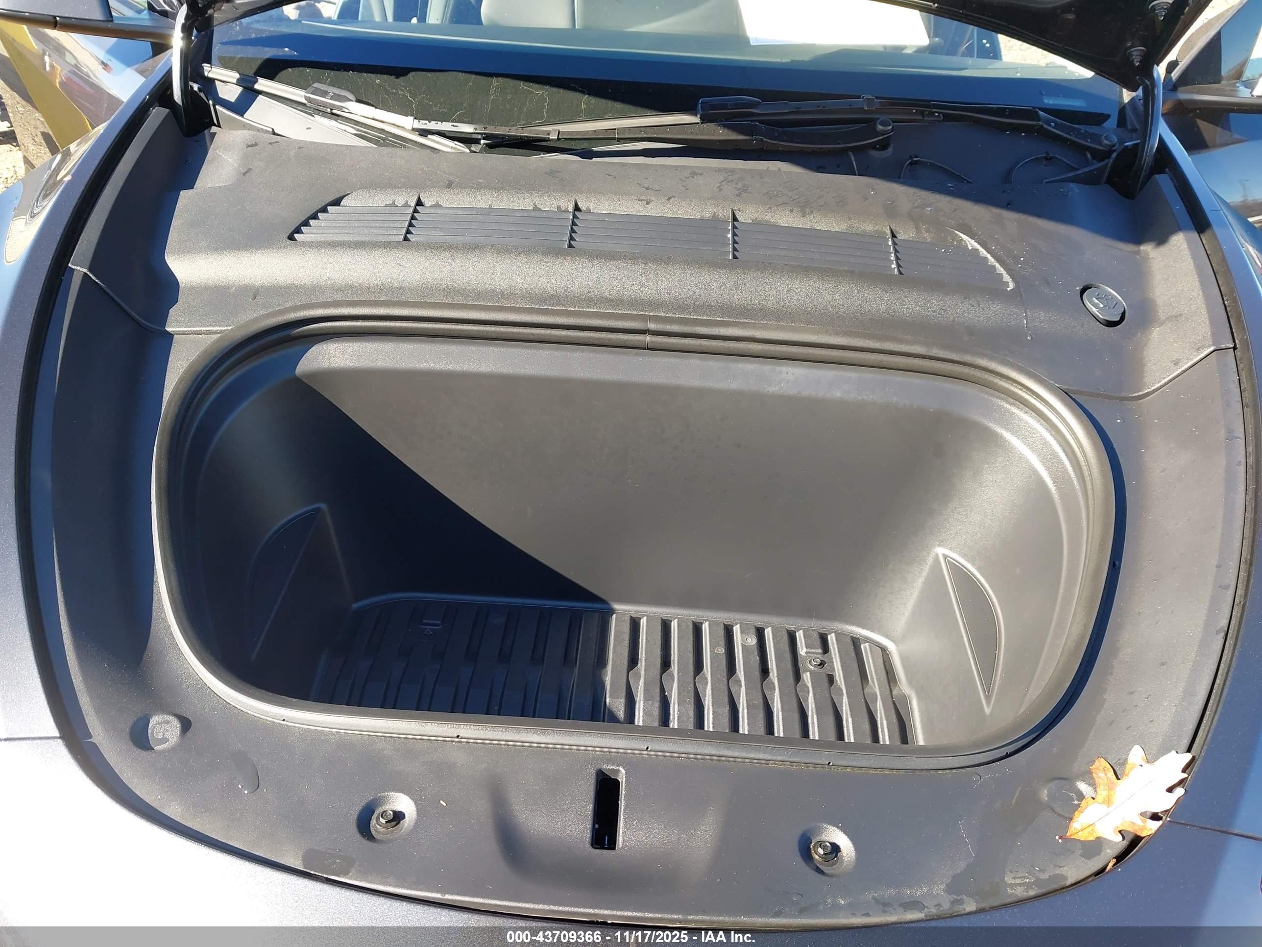 TESLA MODEL image 10