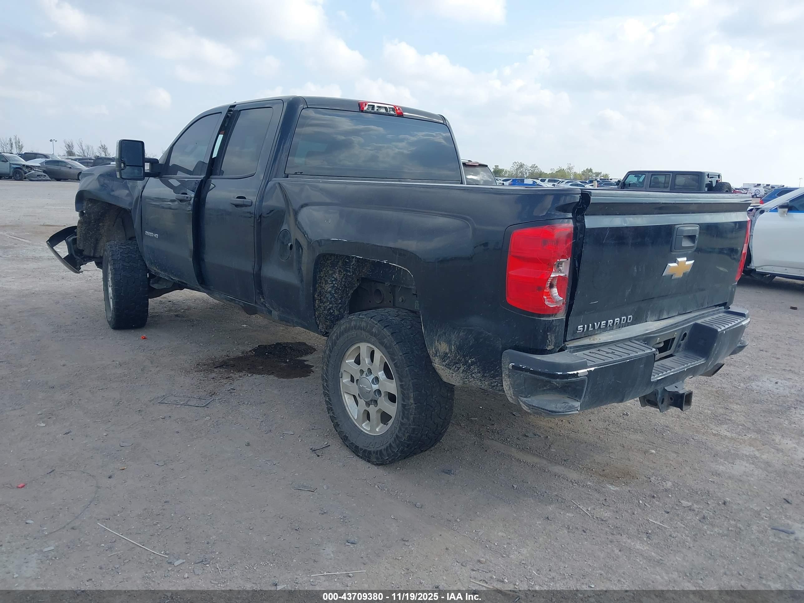 CHEVROLET SILVERADO image 3