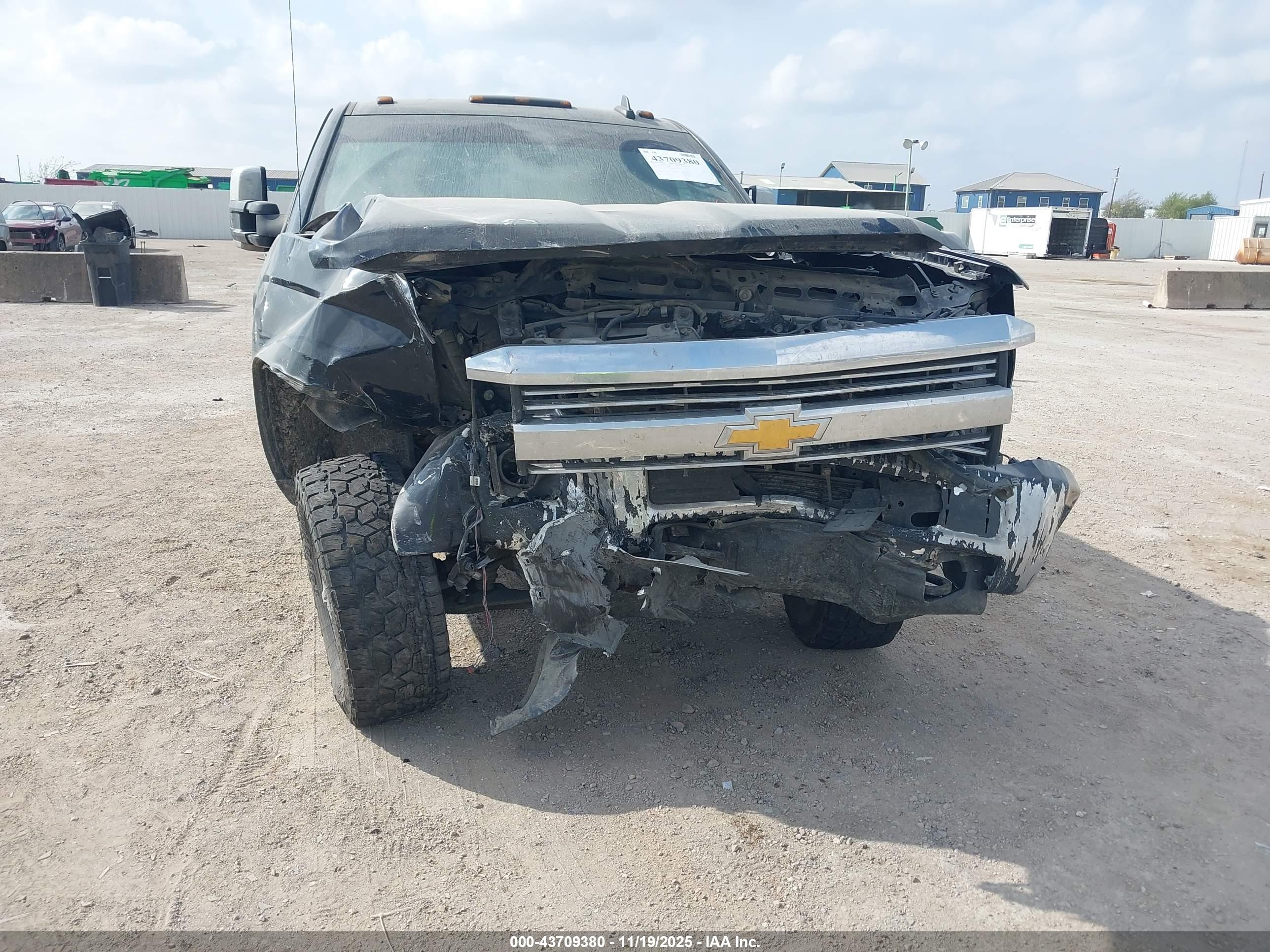 CHEVROLET SILVERADO image 6