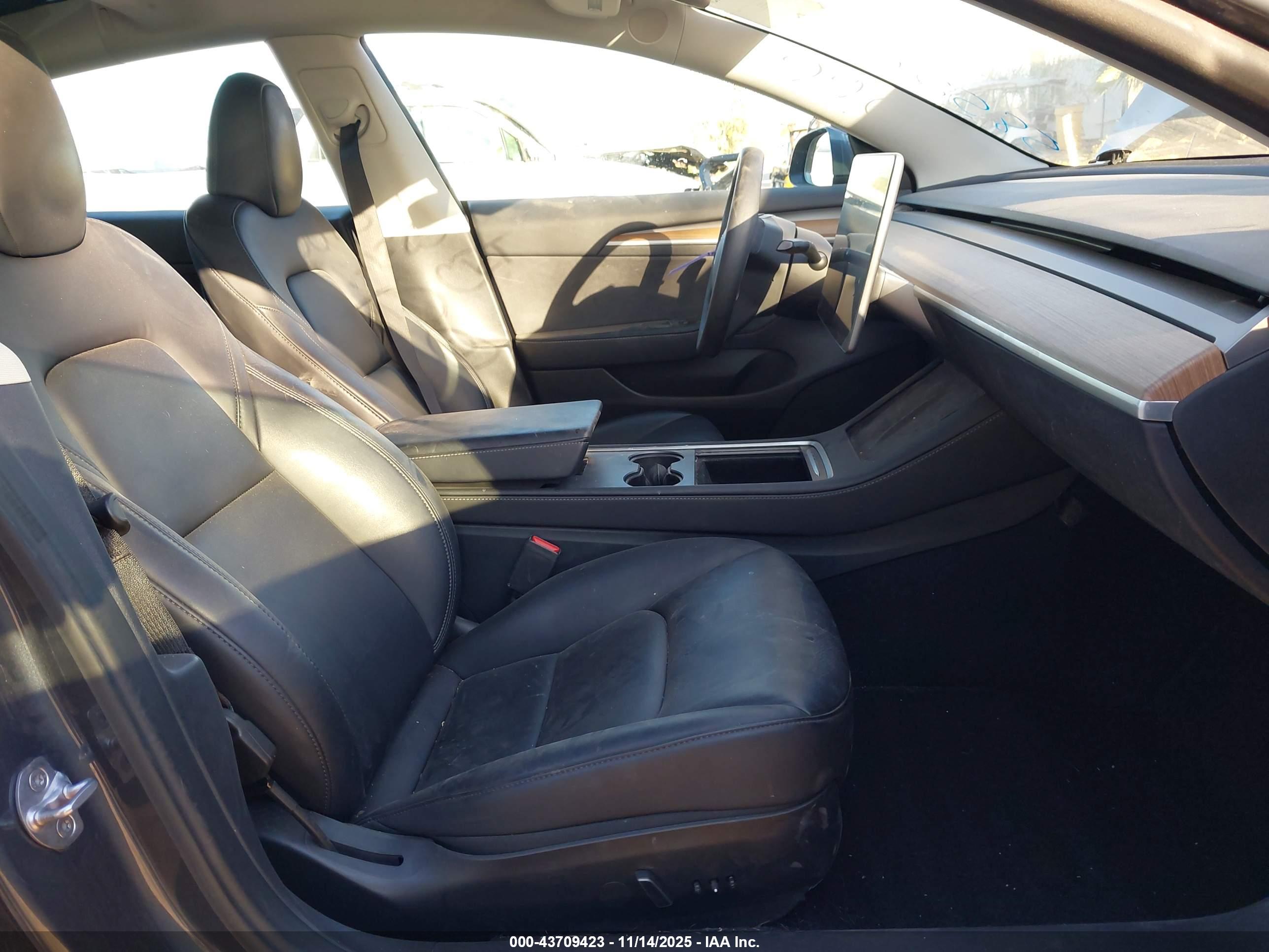 TESLA MODEL image 5