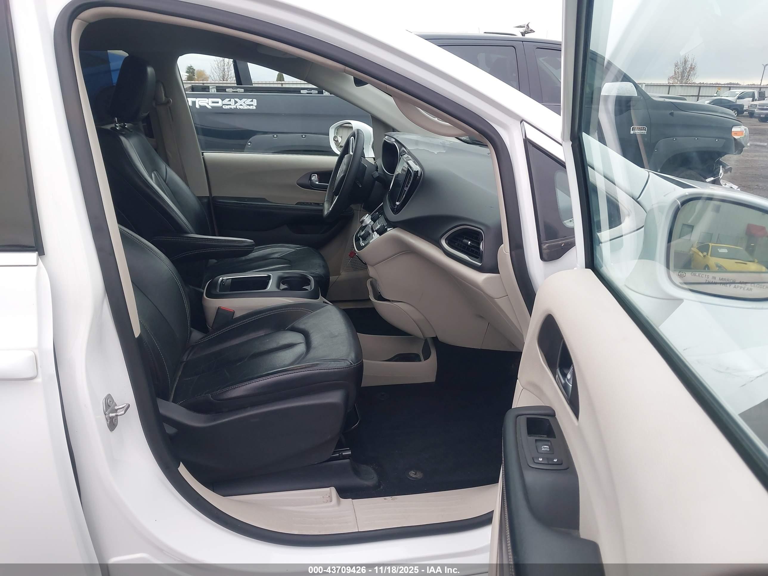 CHRYSLER PACIFICA image 5