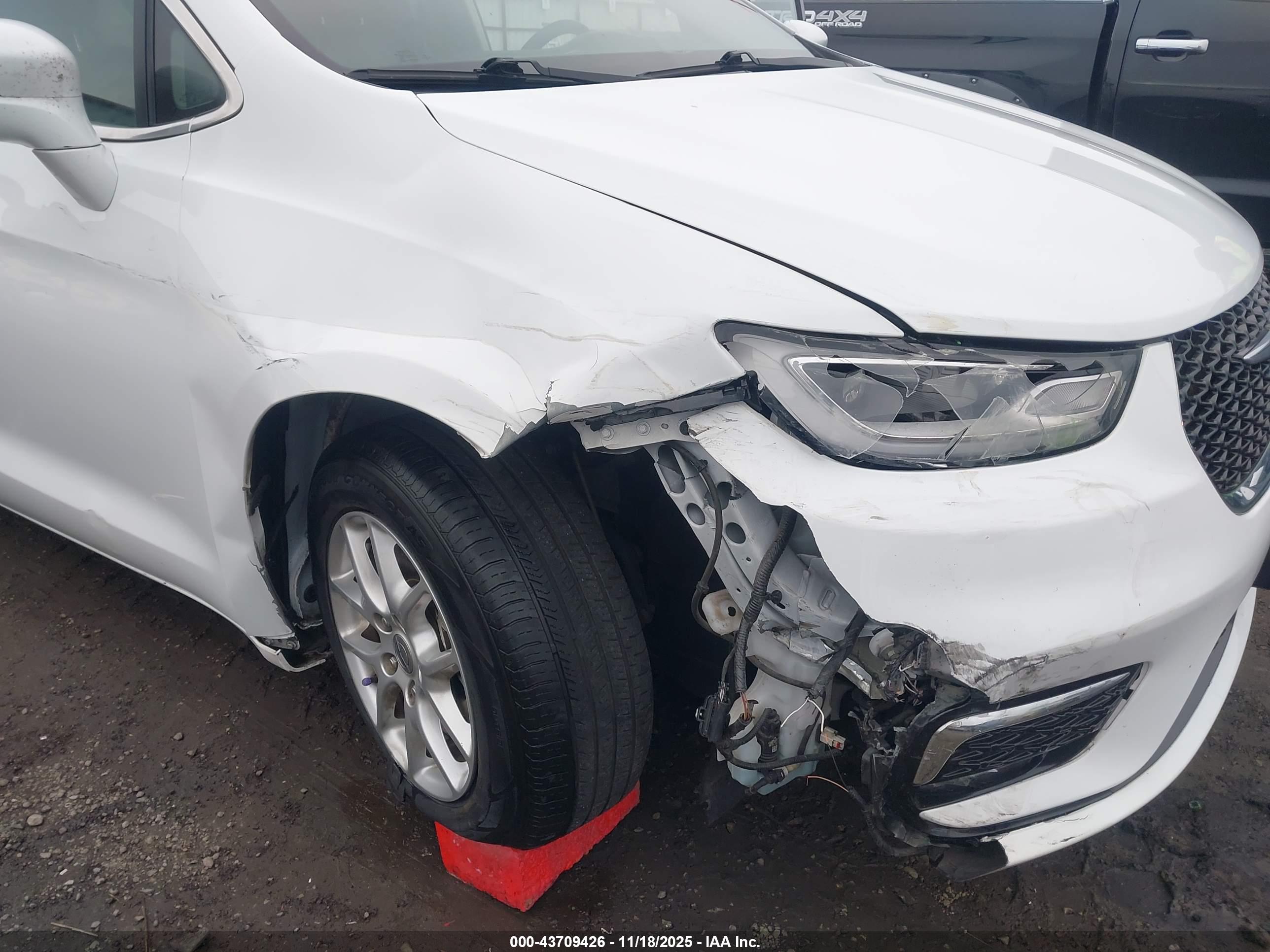 CHRYSLER PACIFICA image 6
