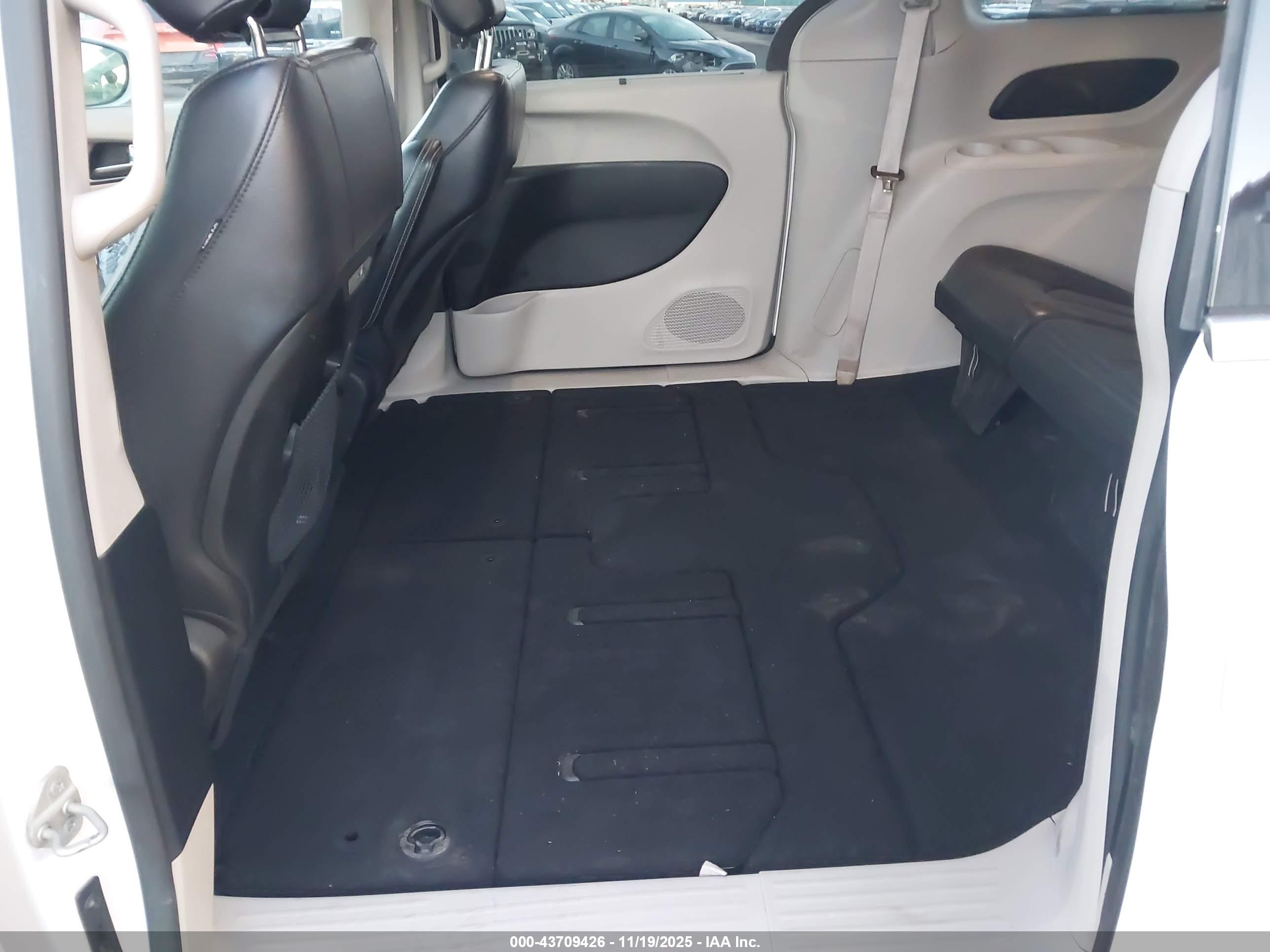 CHRYSLER PACIFICA image 8