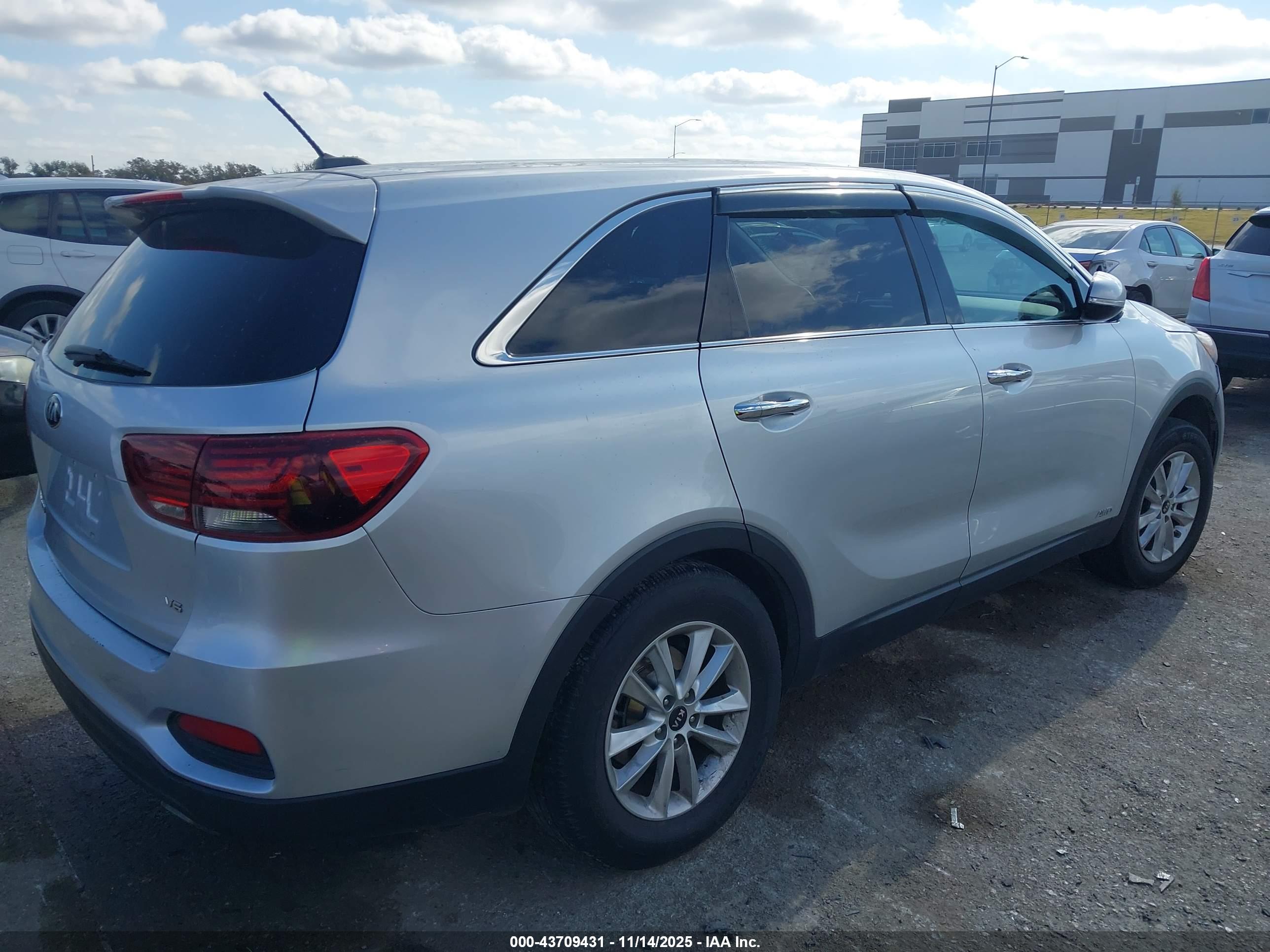 KIA SORENTO image 4
