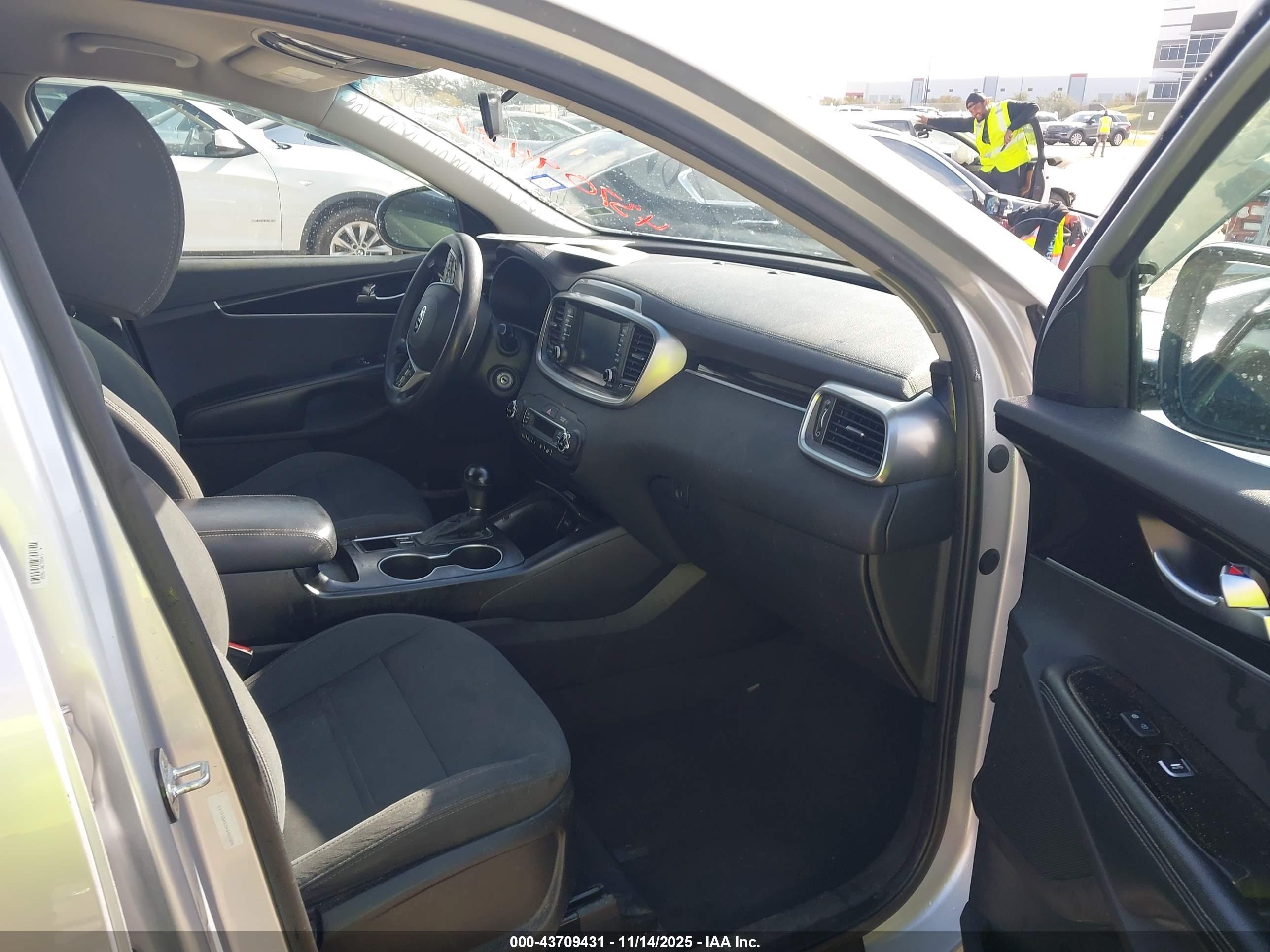 KIA SORENTO image 5
