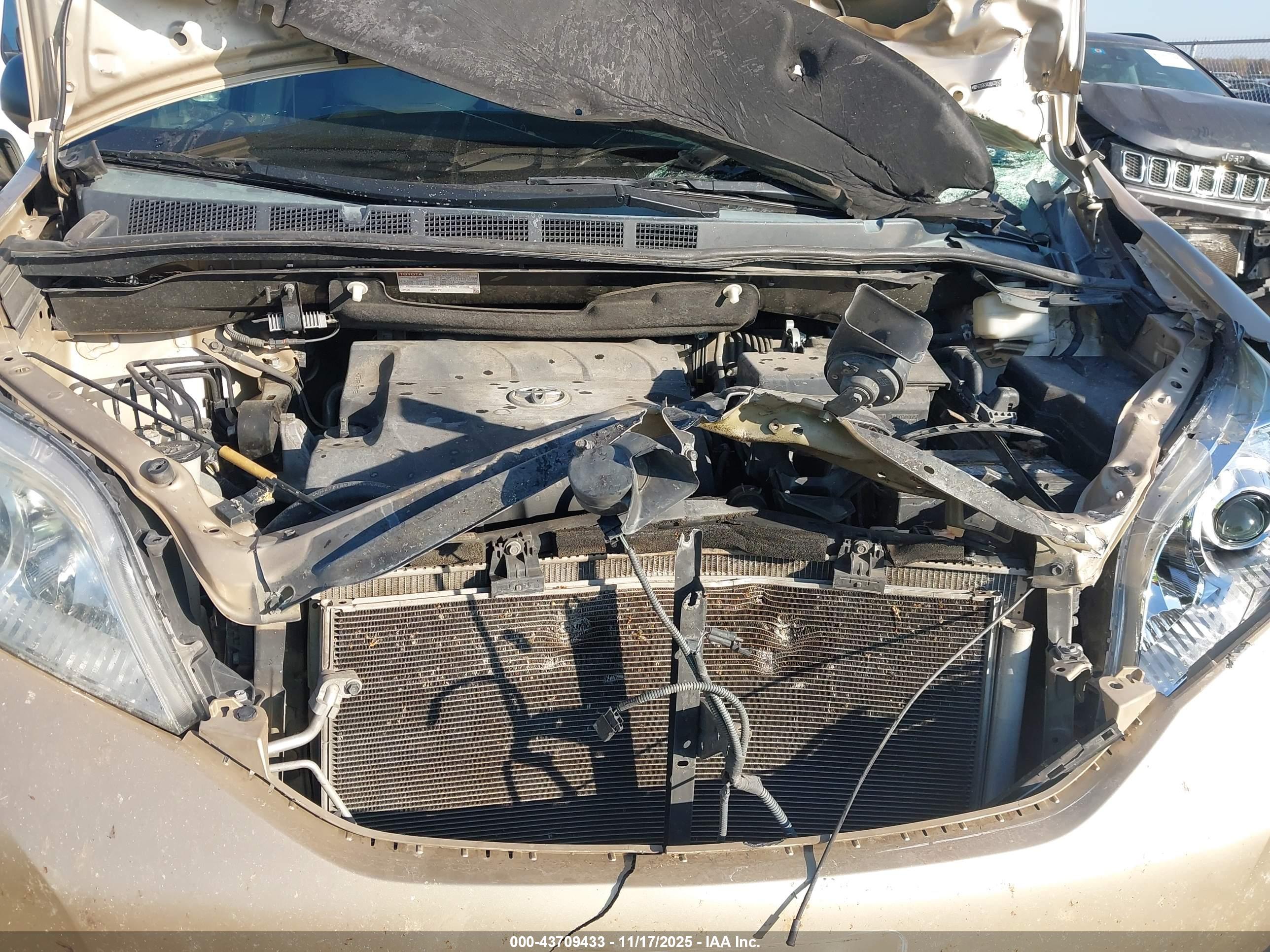 TOYOTA SIENNA image 10