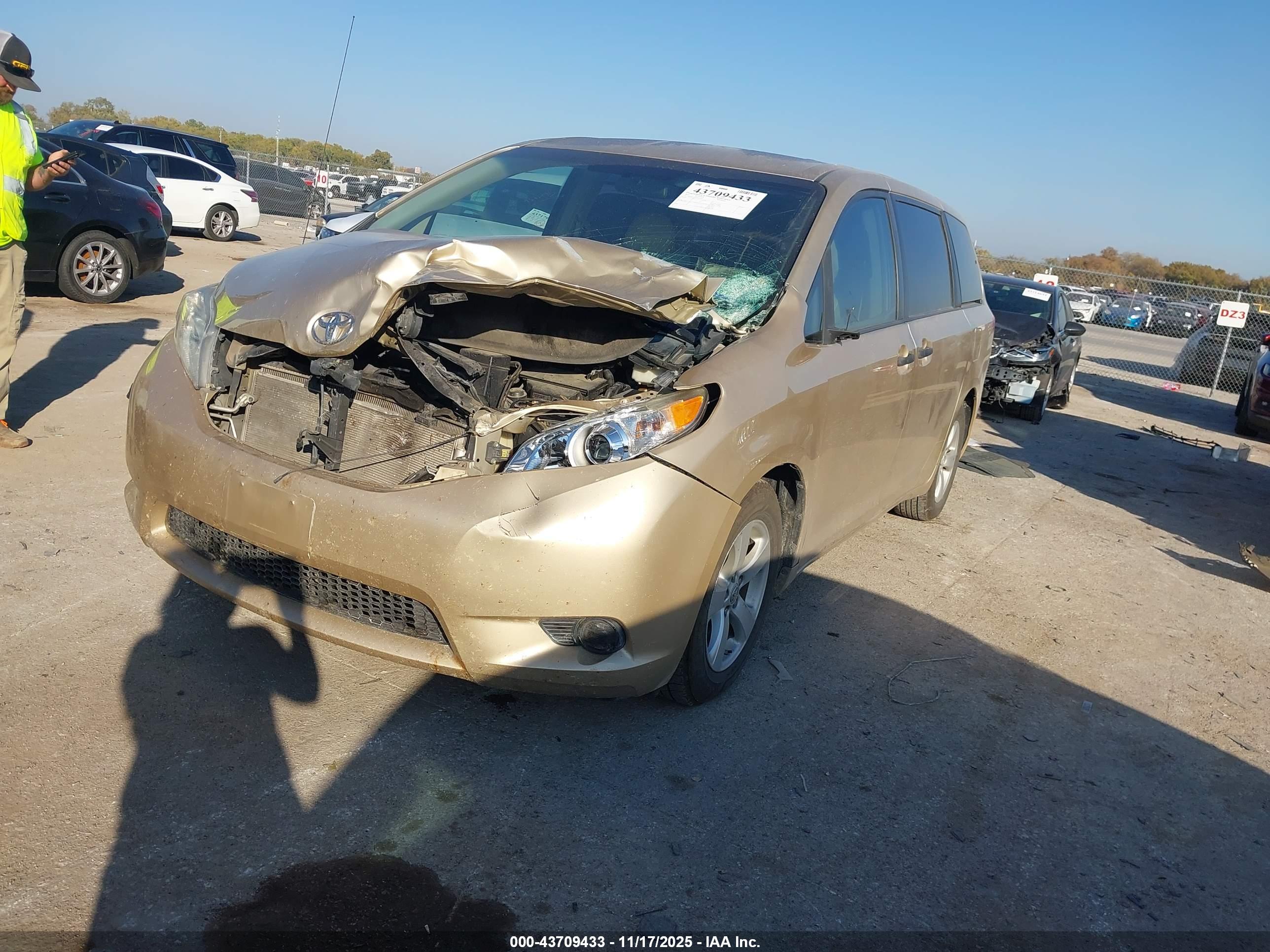 TOYOTA SIENNA image 2