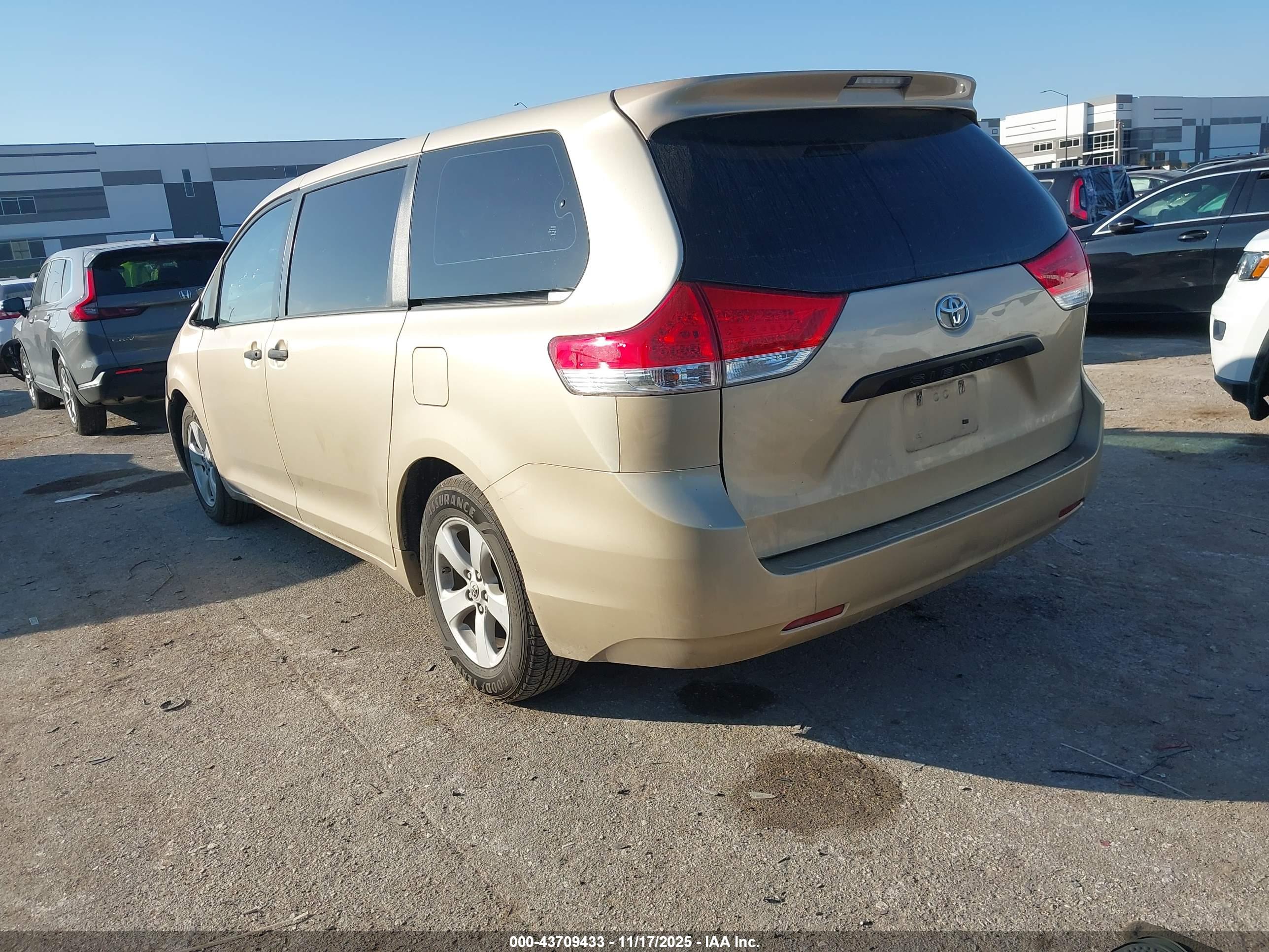 TOYOTA SIENNA image 3