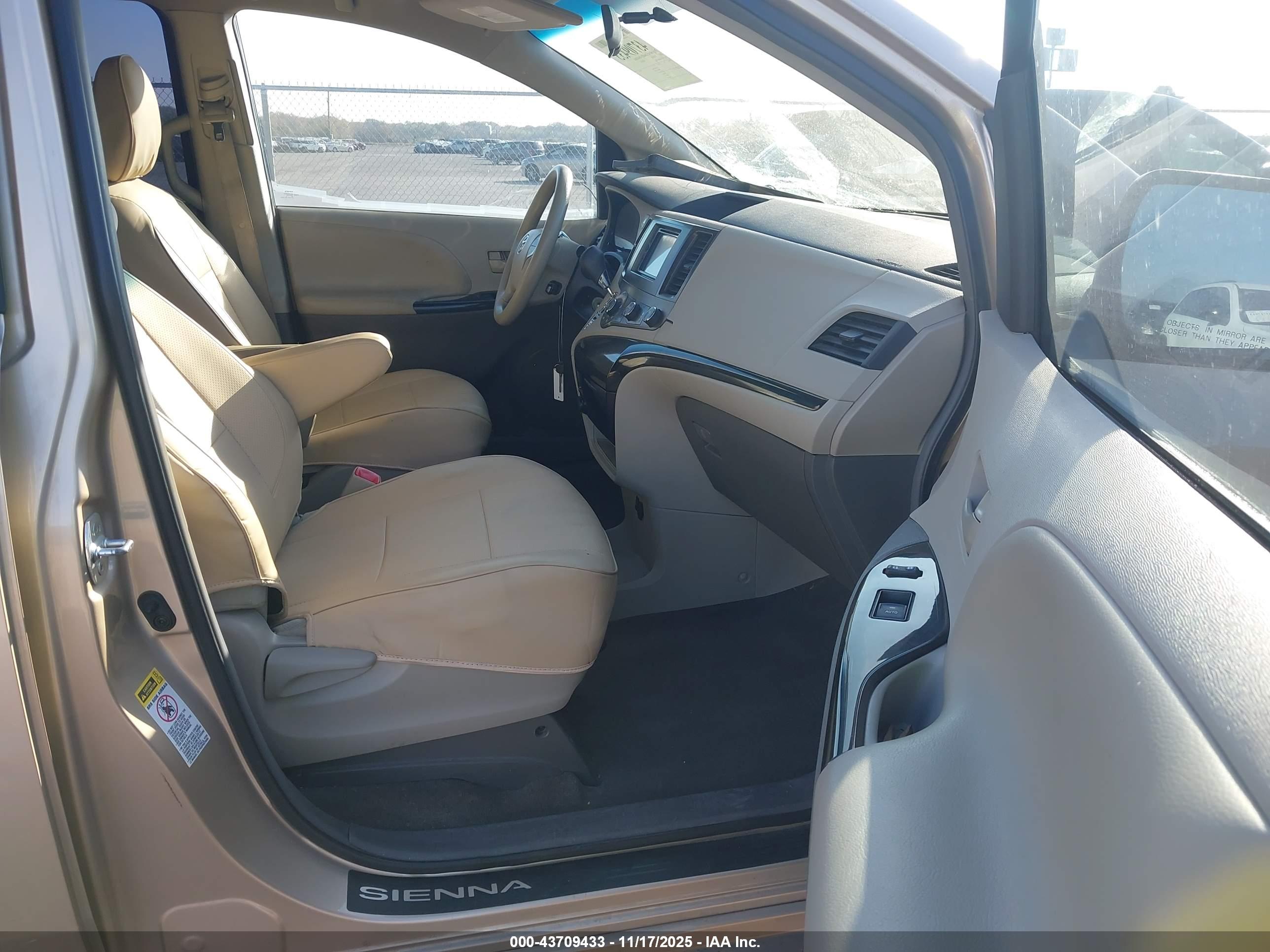 TOYOTA SIENNA image 5