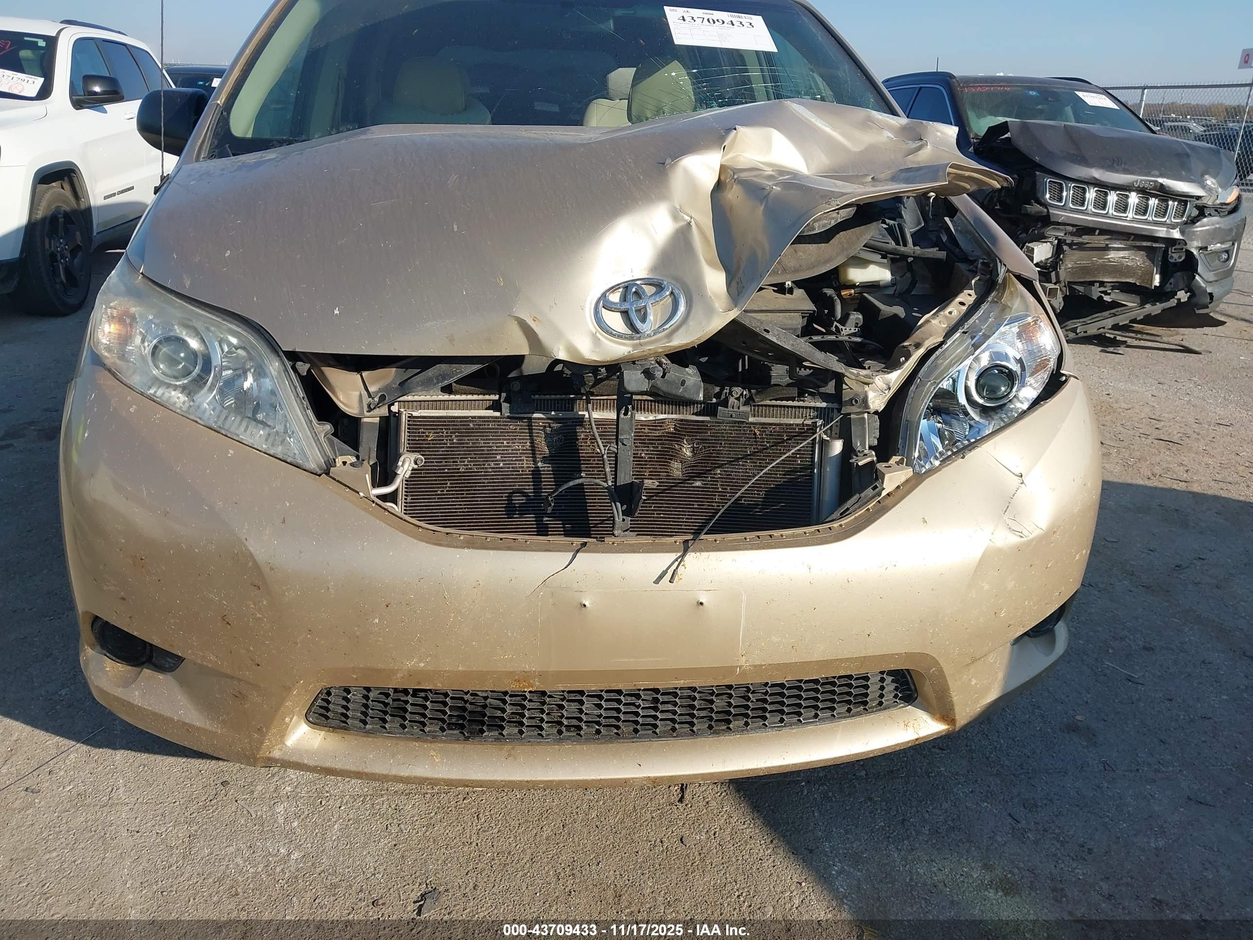 TOYOTA SIENNA image 6