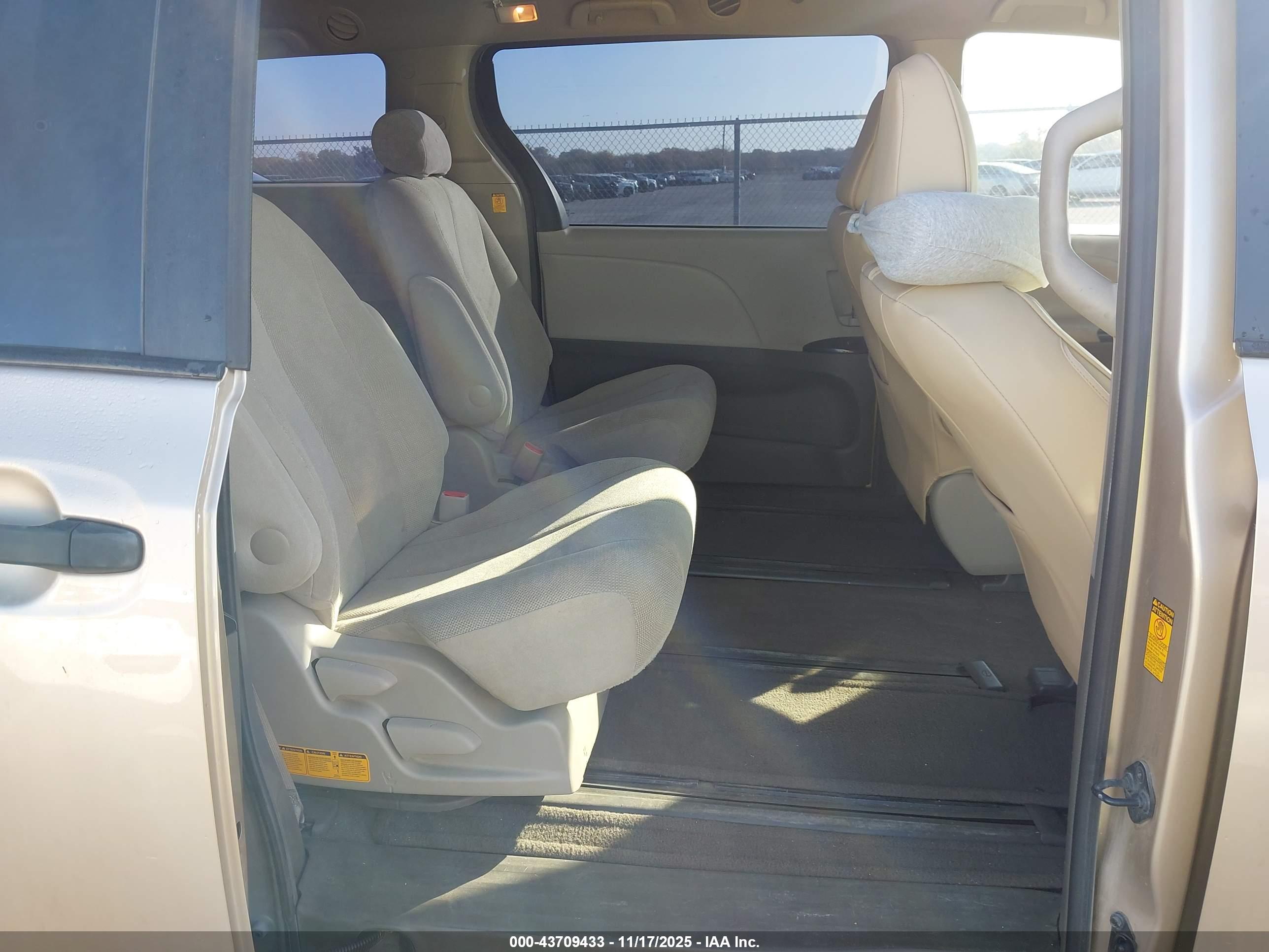 TOYOTA SIENNA image 8