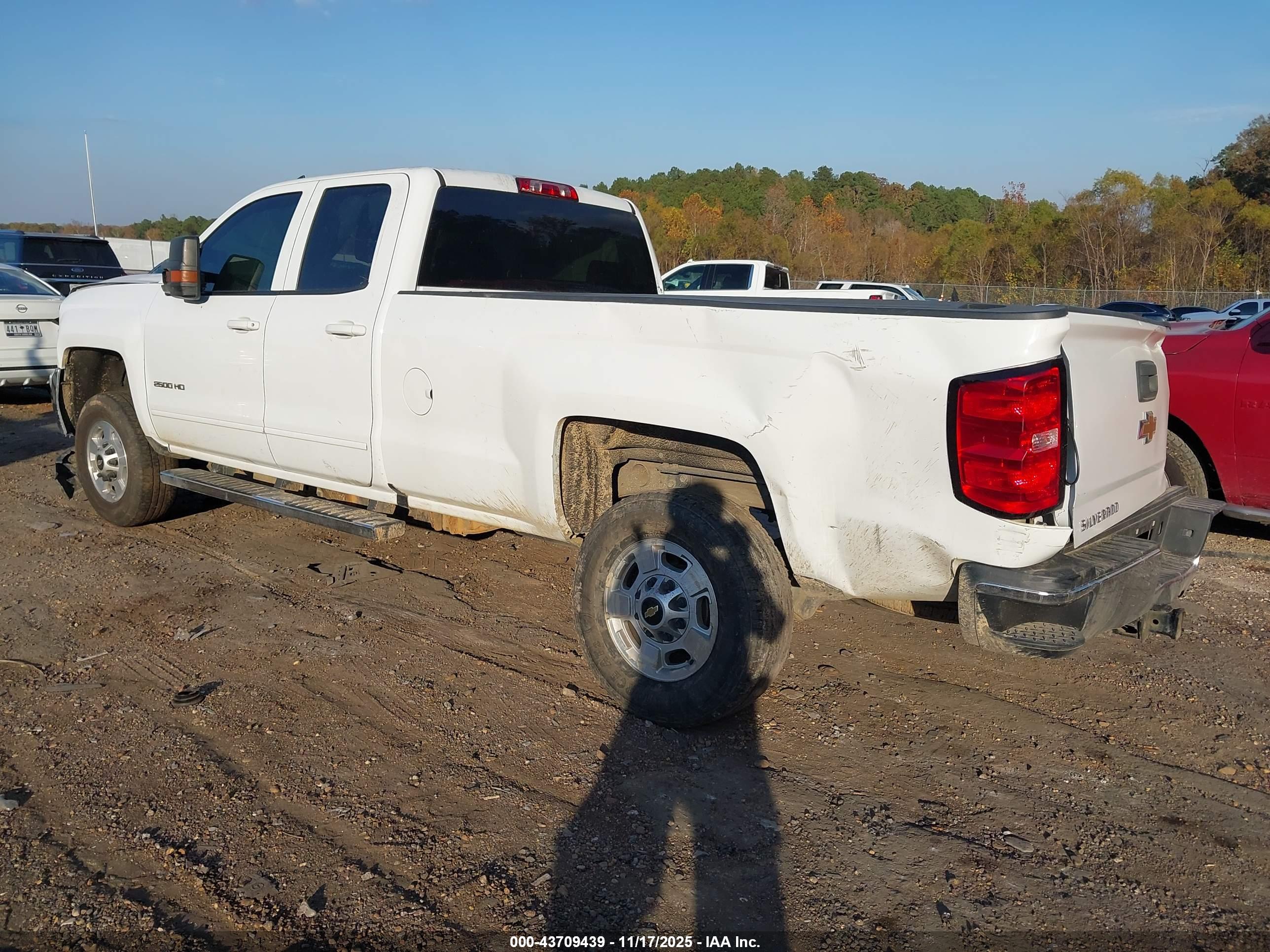 CHEVROLET SILVERADO image 3
