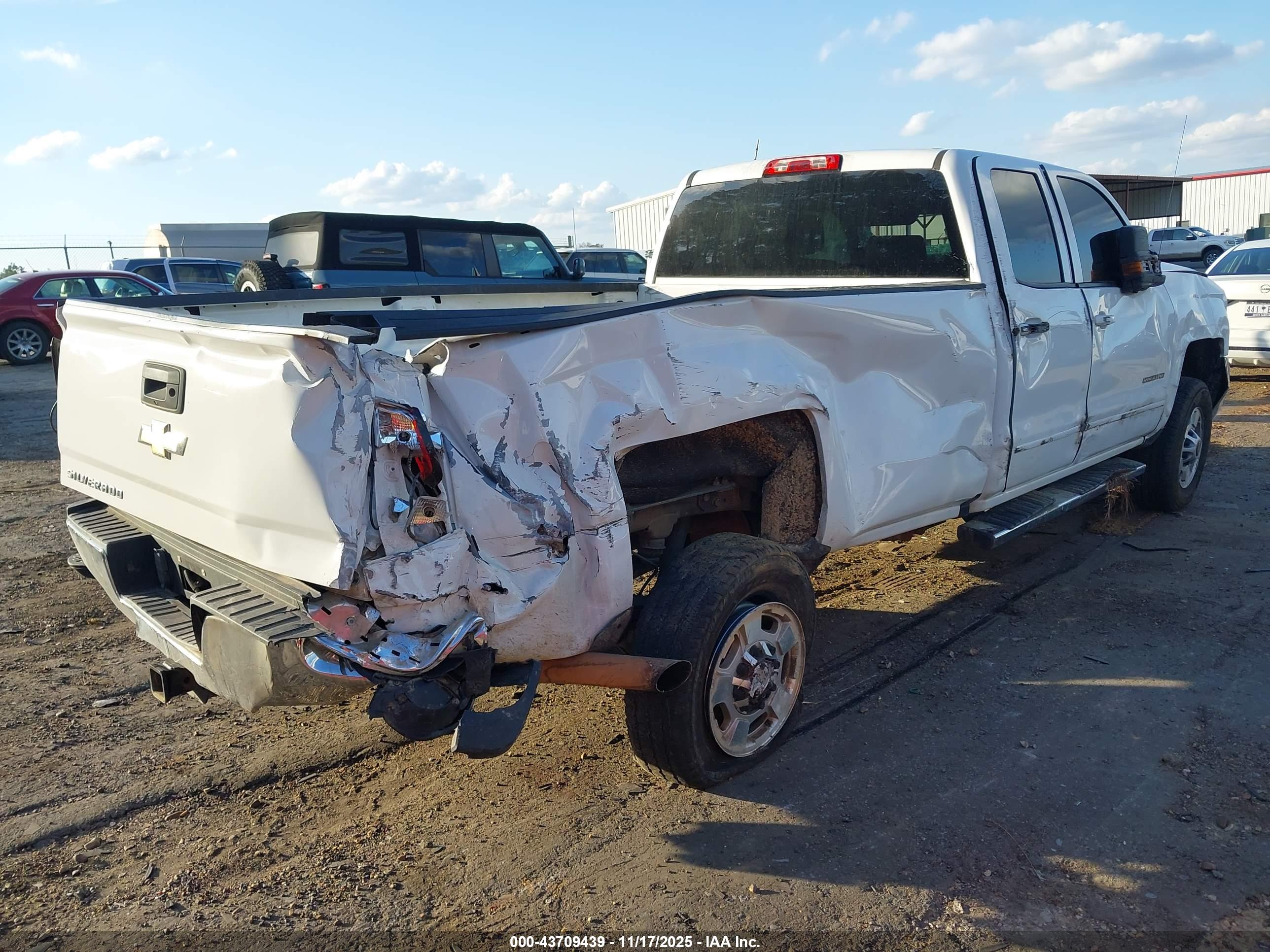 CHEVROLET SILVERADO image 4