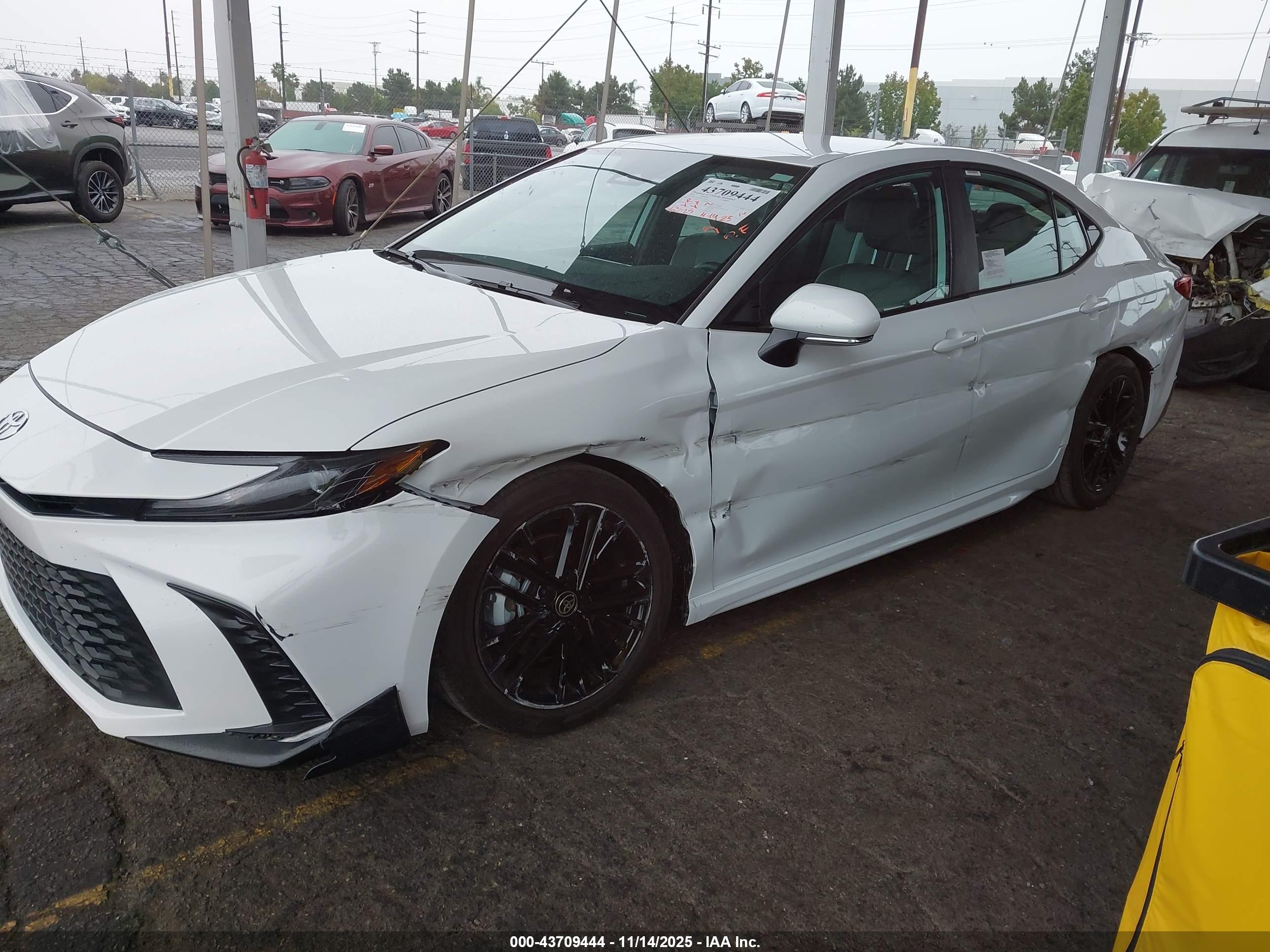 TOYOTA CAMRY image 2