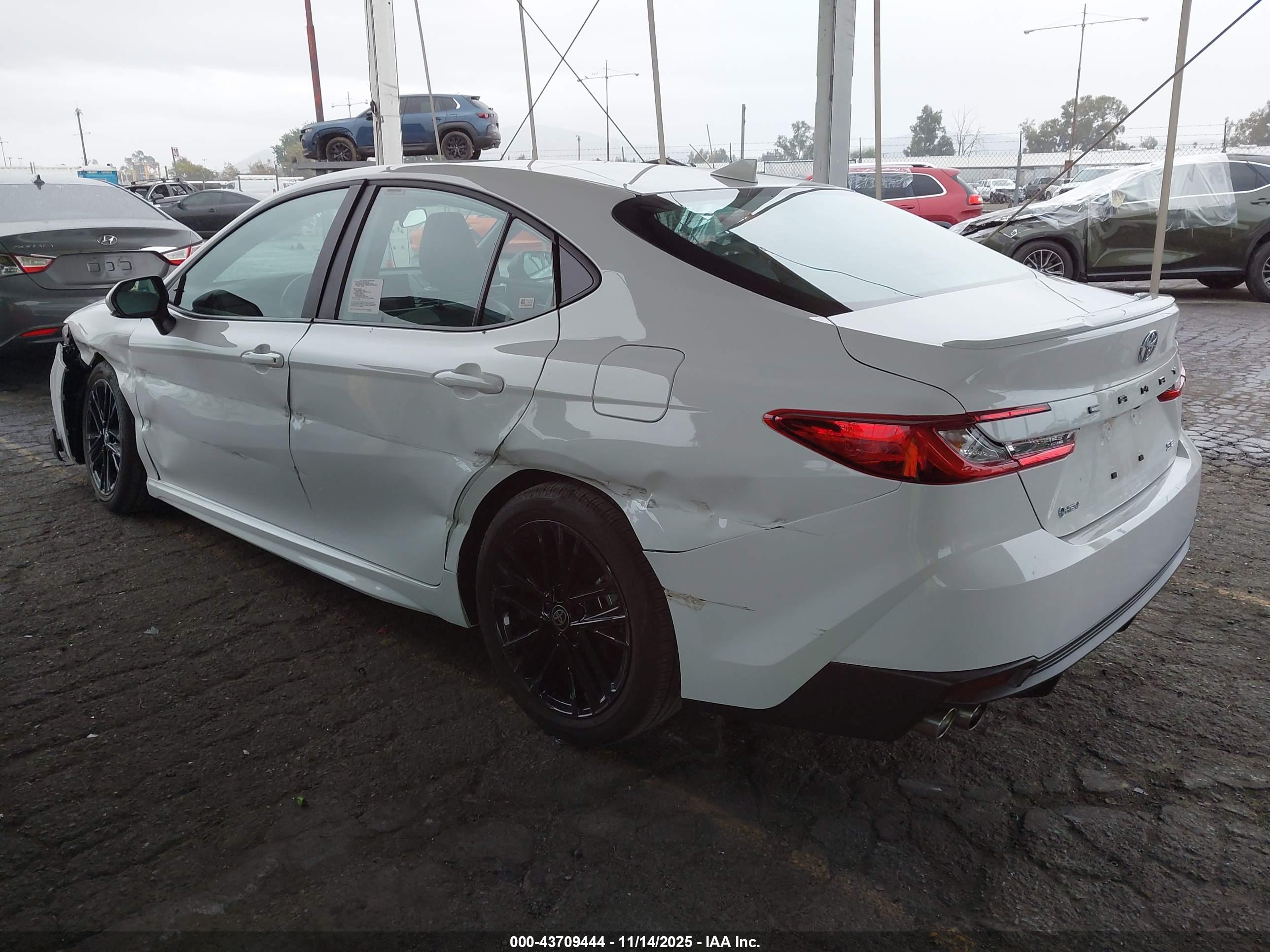 TOYOTA CAMRY image 3