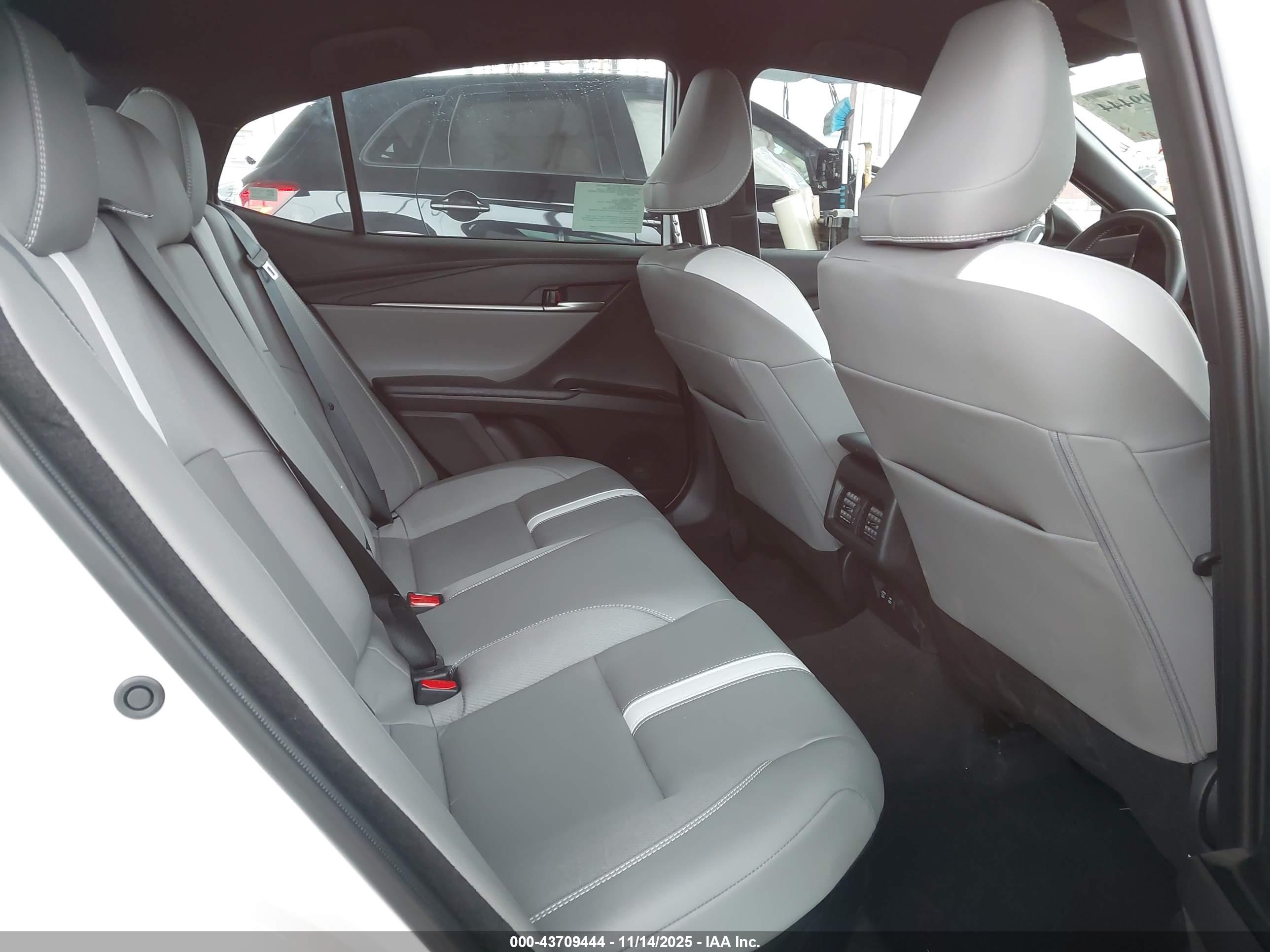 TOYOTA CAMRY image 8