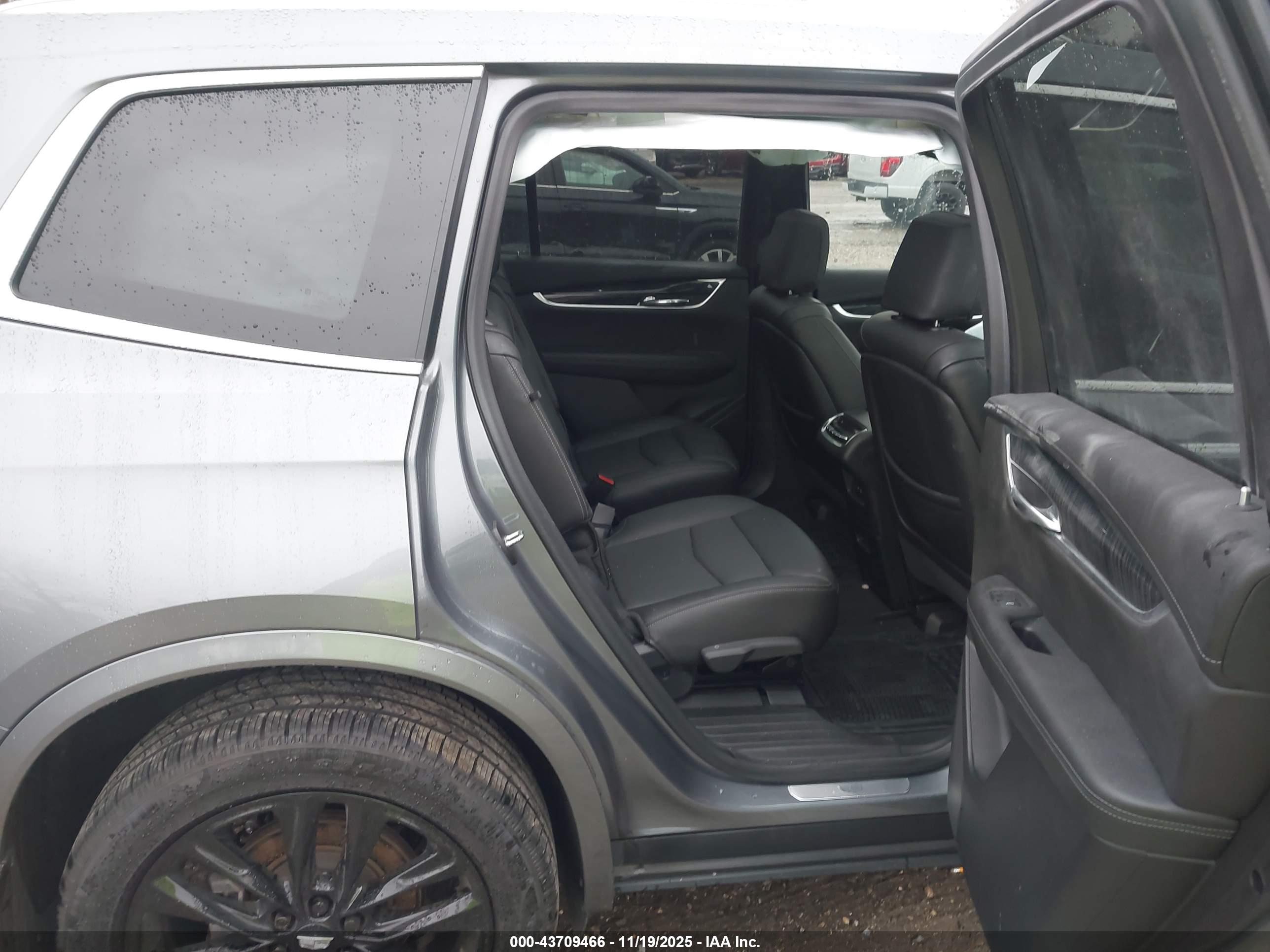 CADILLAC XT6 image 8