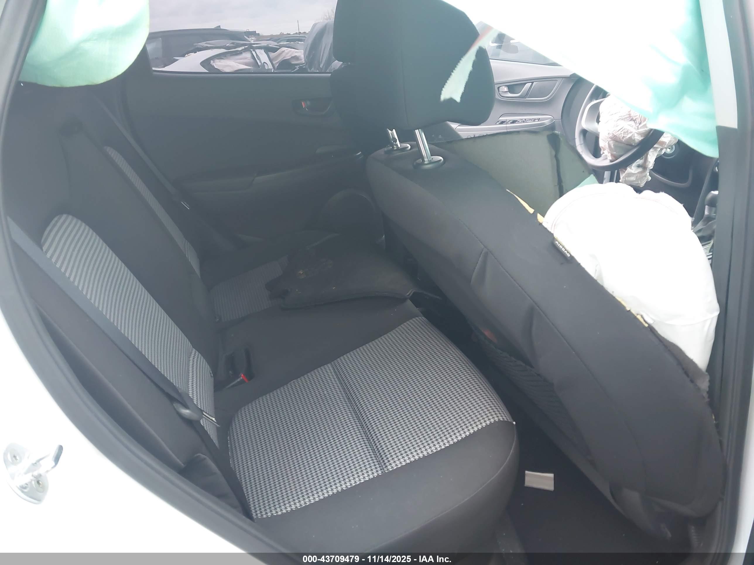 HYUNDAI KONA image 8