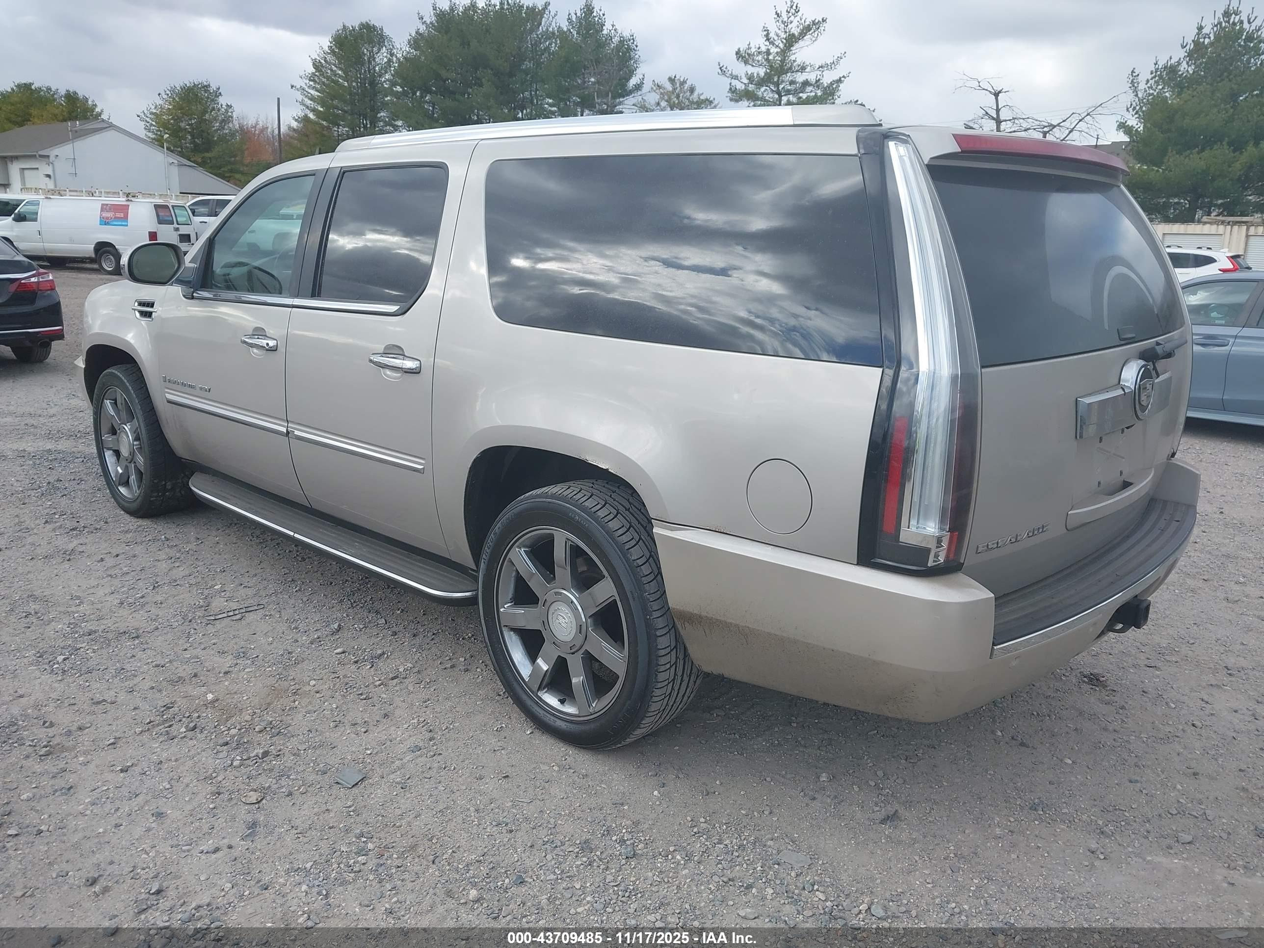 CADILLAC ESCALADE image 3