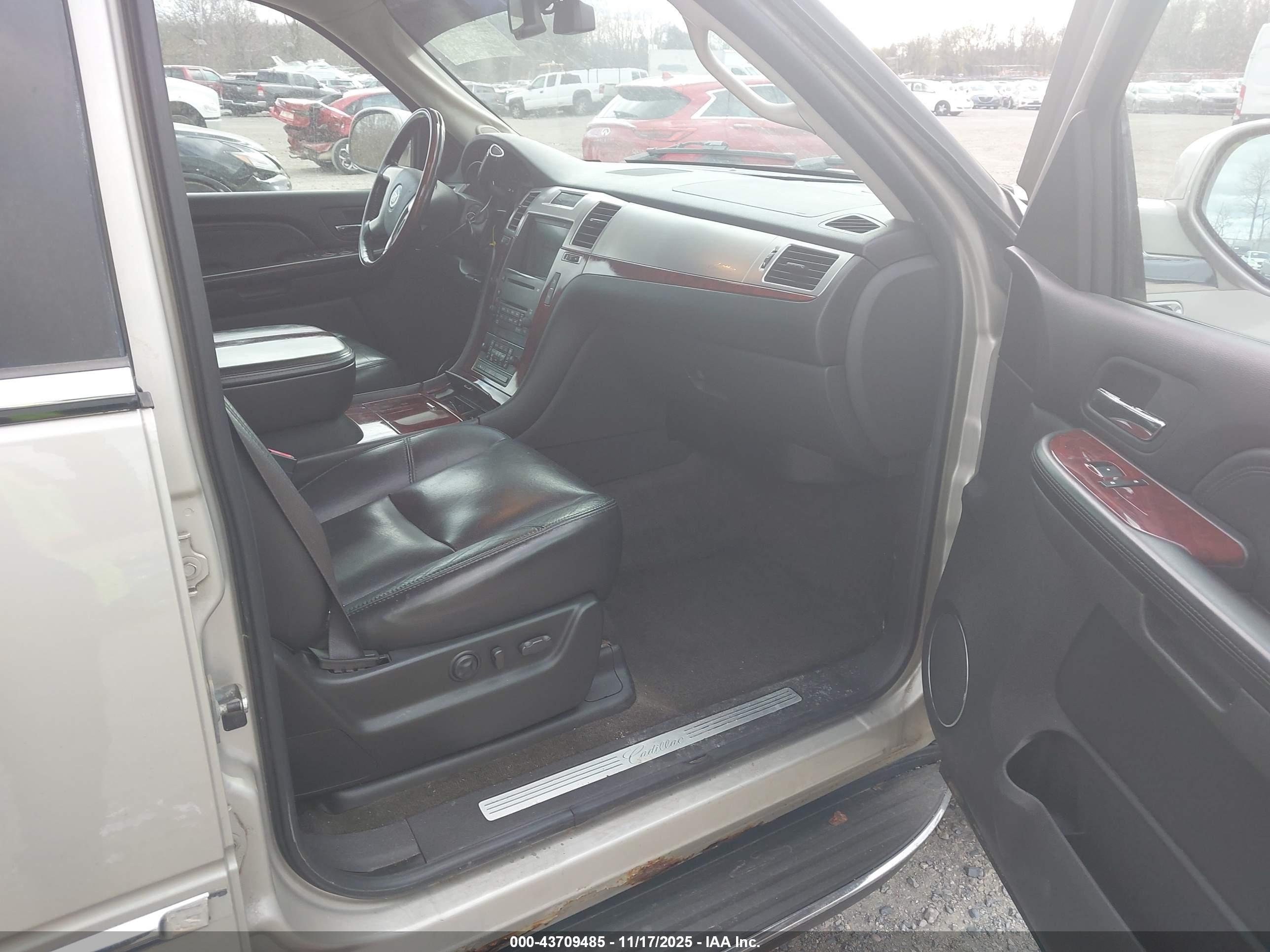 CADILLAC ESCALADE image 5