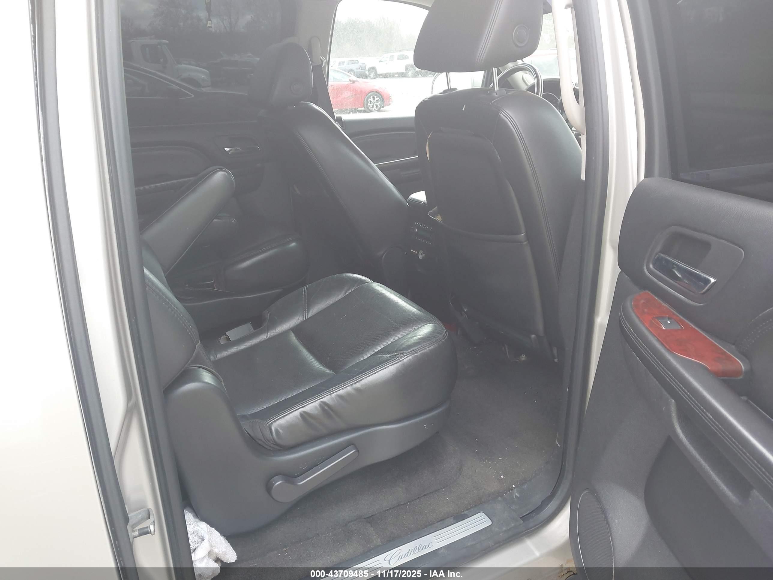 CADILLAC ESCALADE image 8