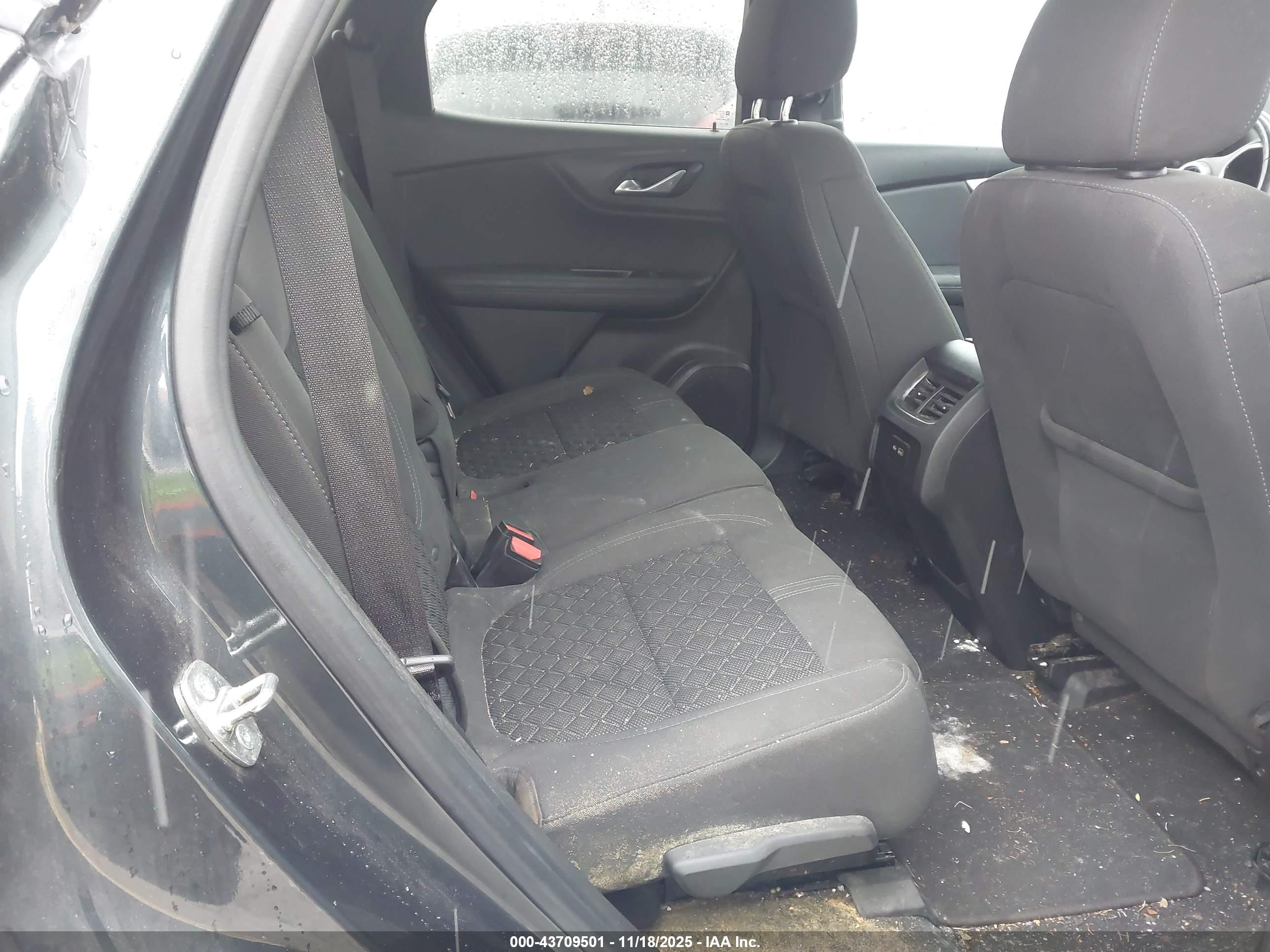 CHEVROLET BLAZER image 8