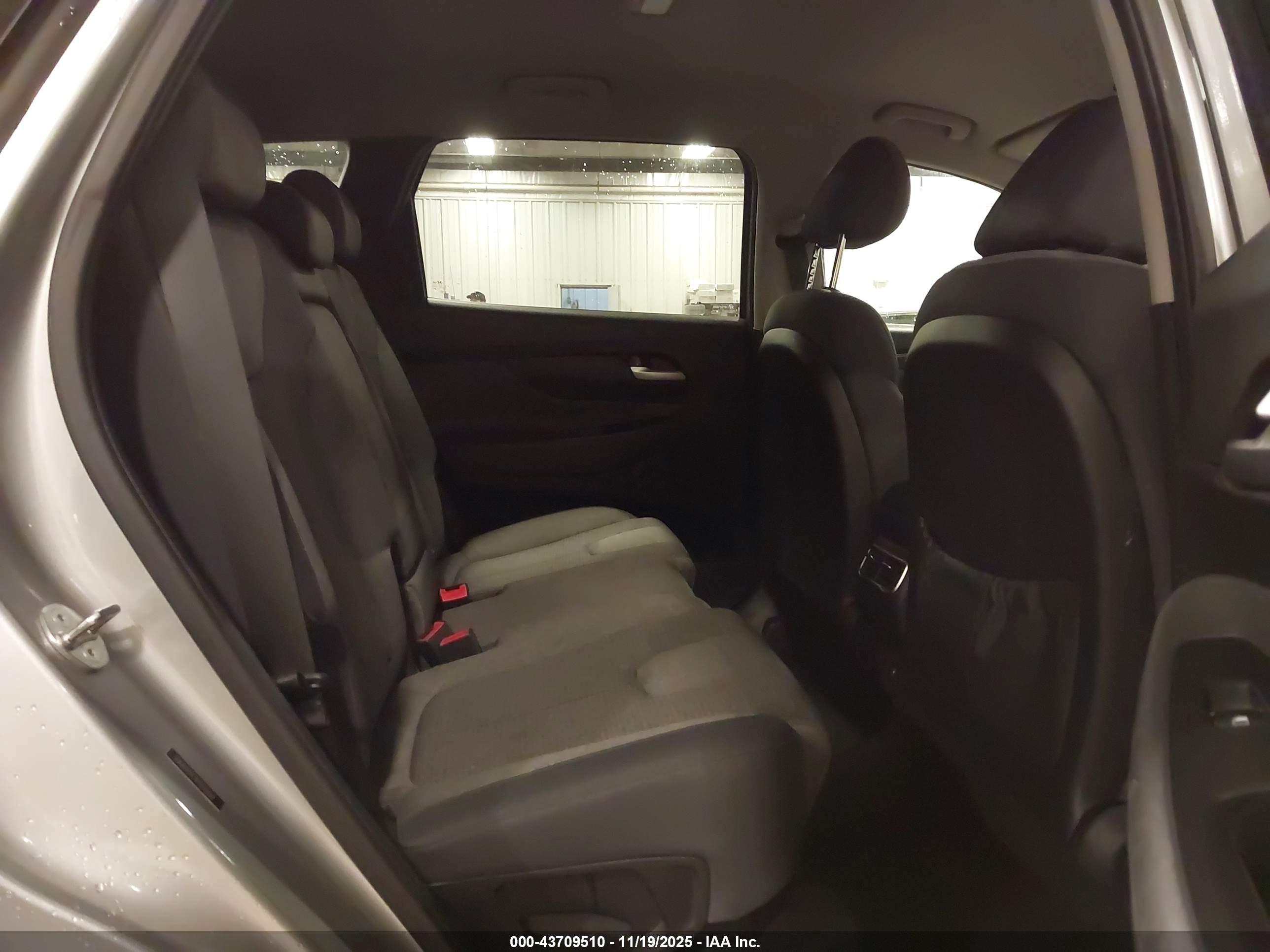 HYUNDAI SANTA image 8