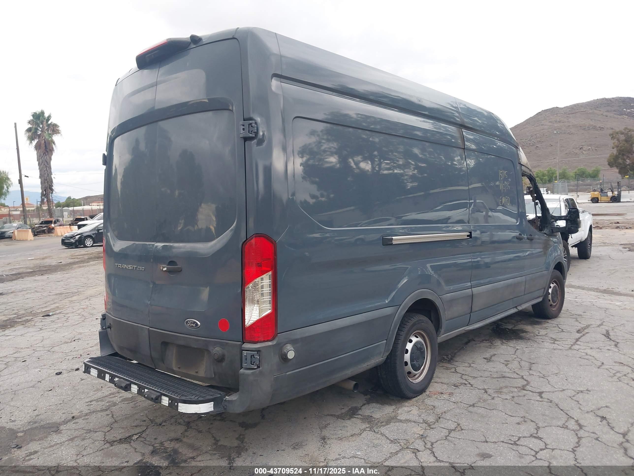 FORD TRANSIT-250 image 4