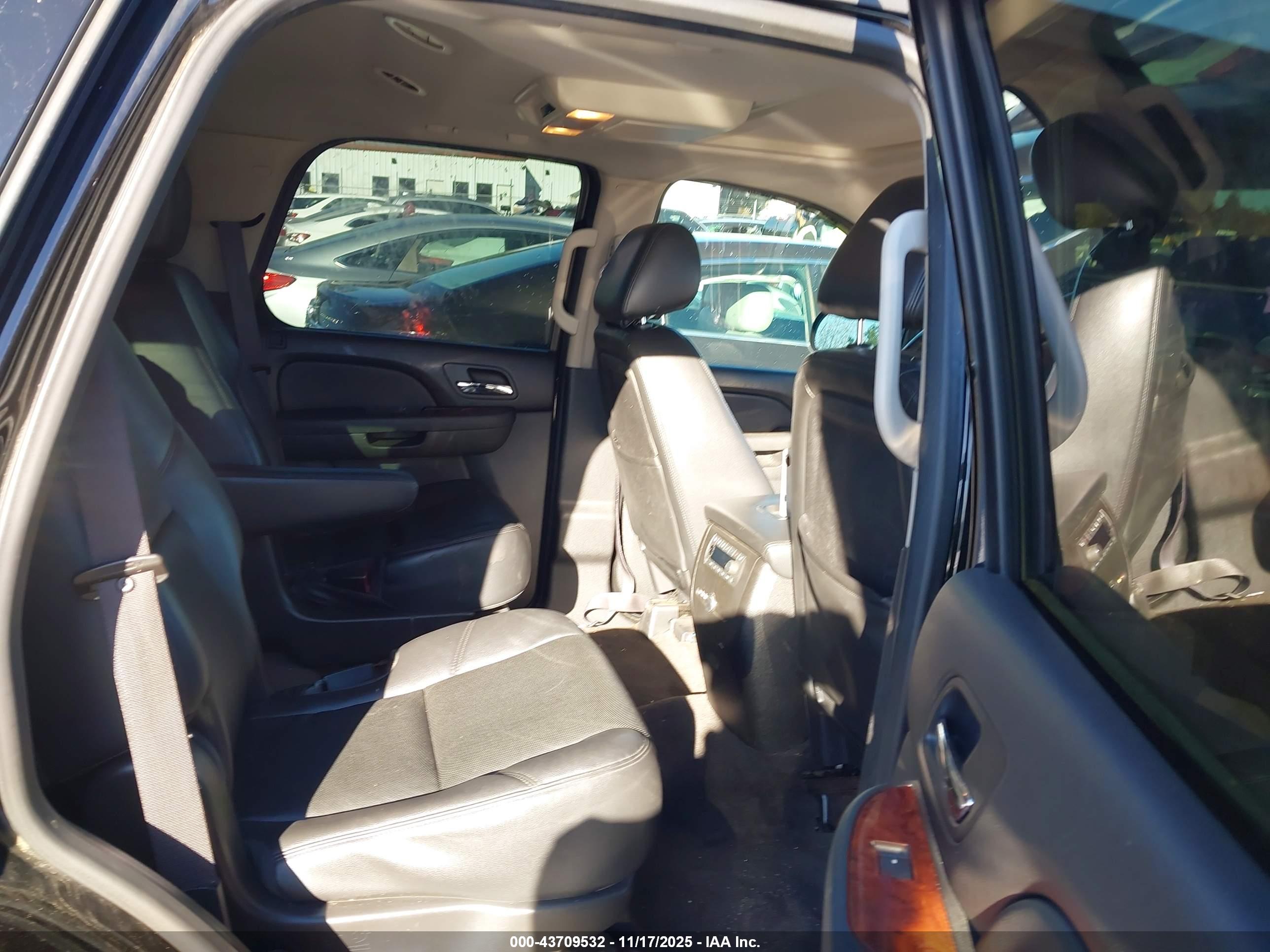CHEVROLET TAHOE image 8