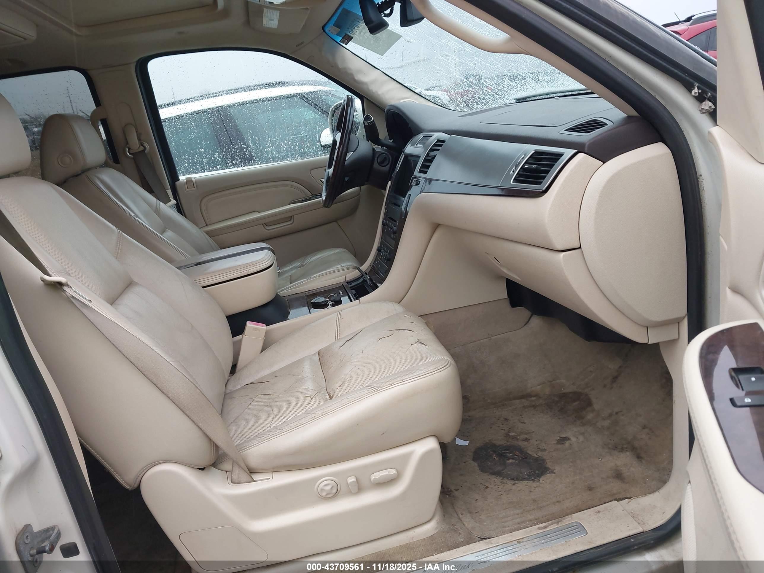 CADILLAC ESCALADE image 5