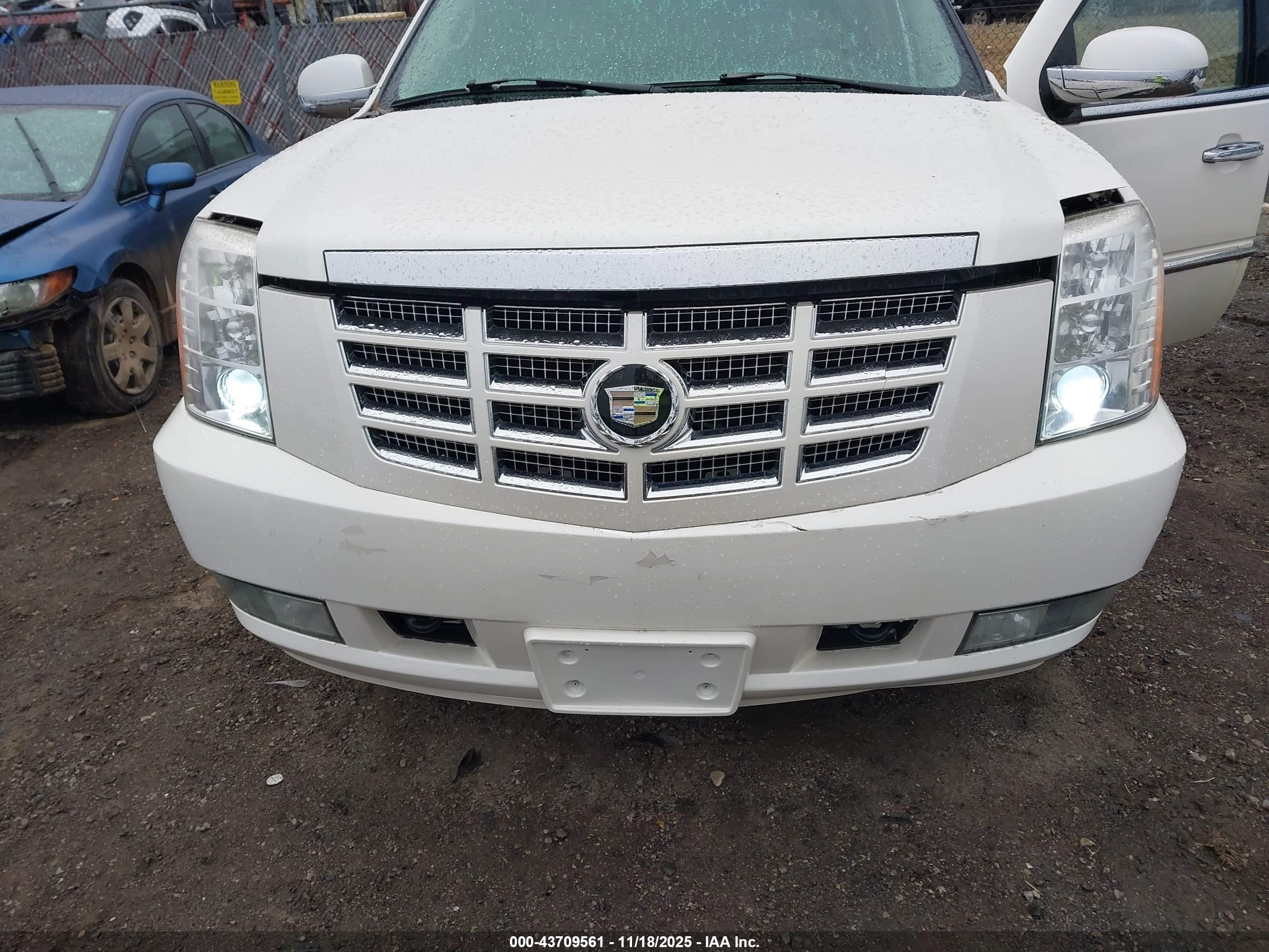 CADILLAC ESCALADE image 6