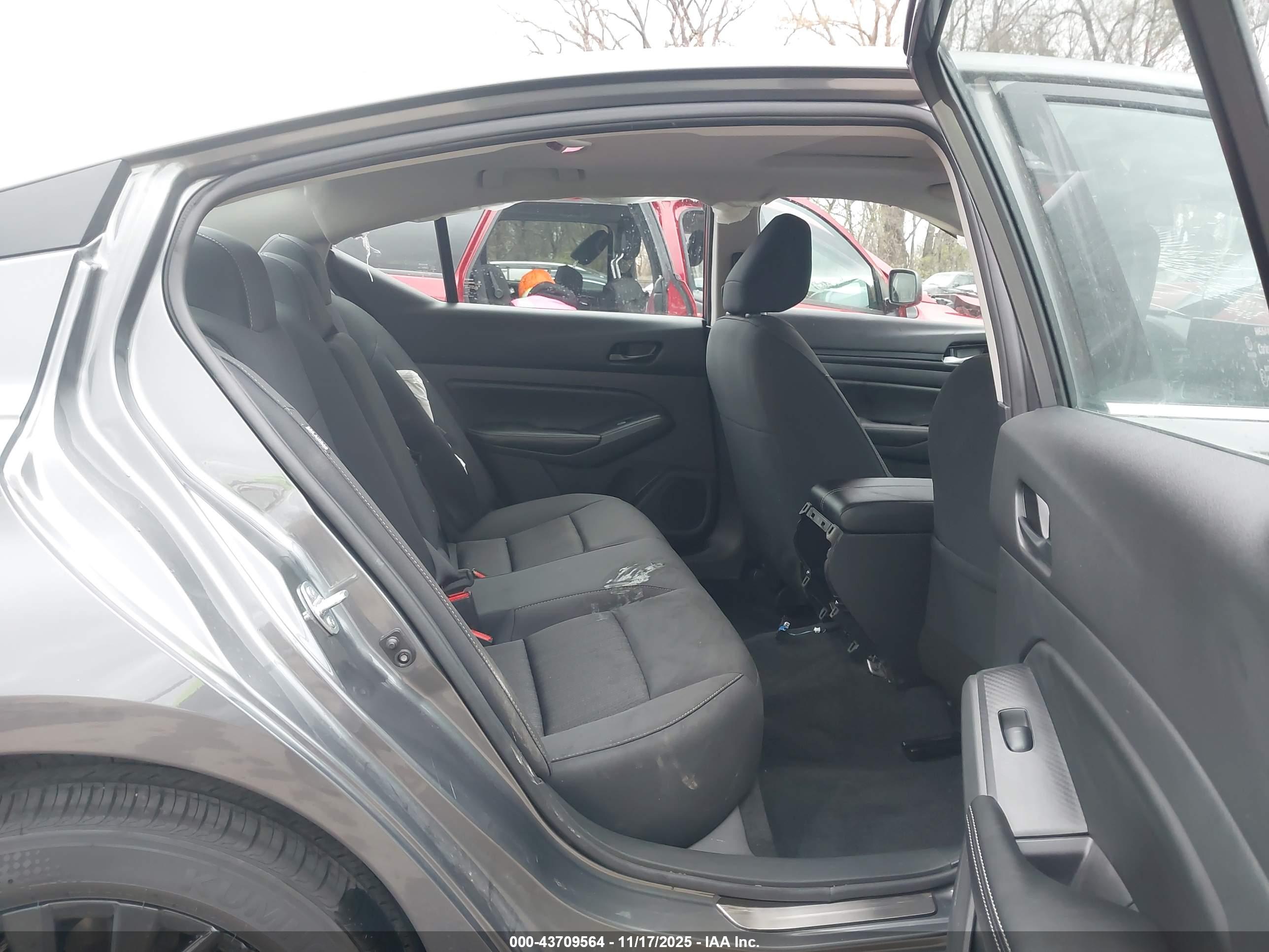 NISSAN ALTIMA image 8