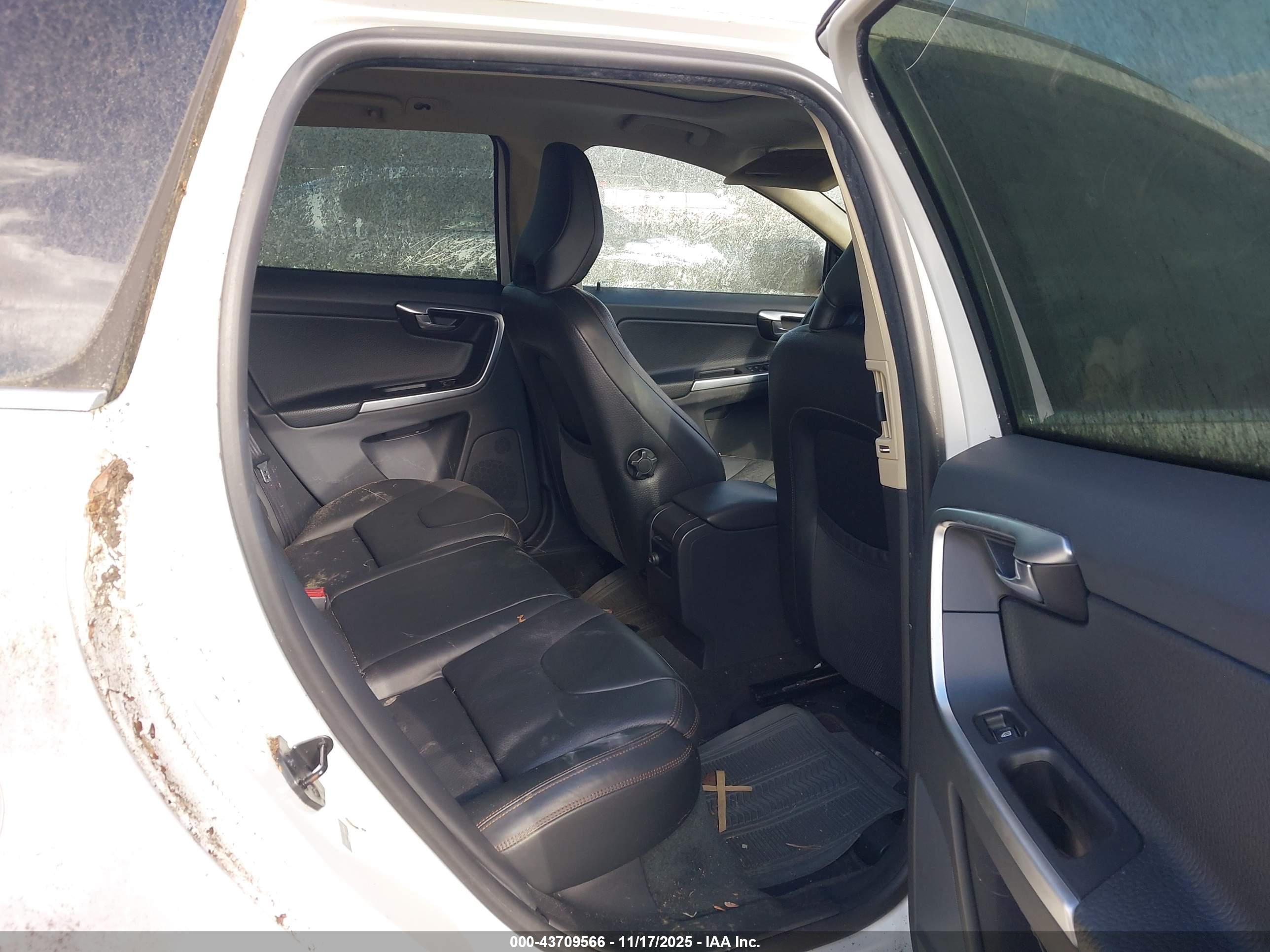 VOLVO XC60 image 8