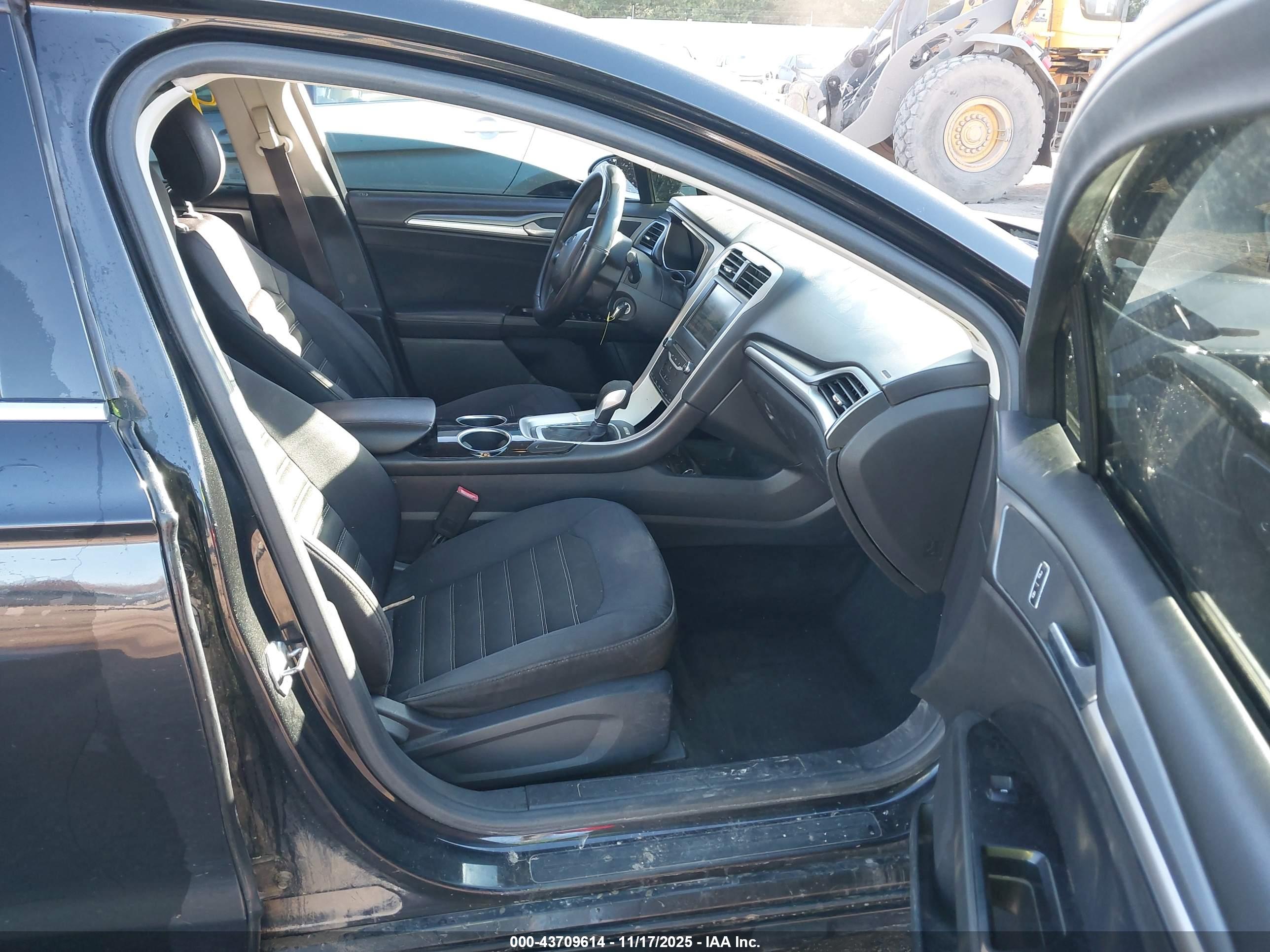 FORD FUSION image 5