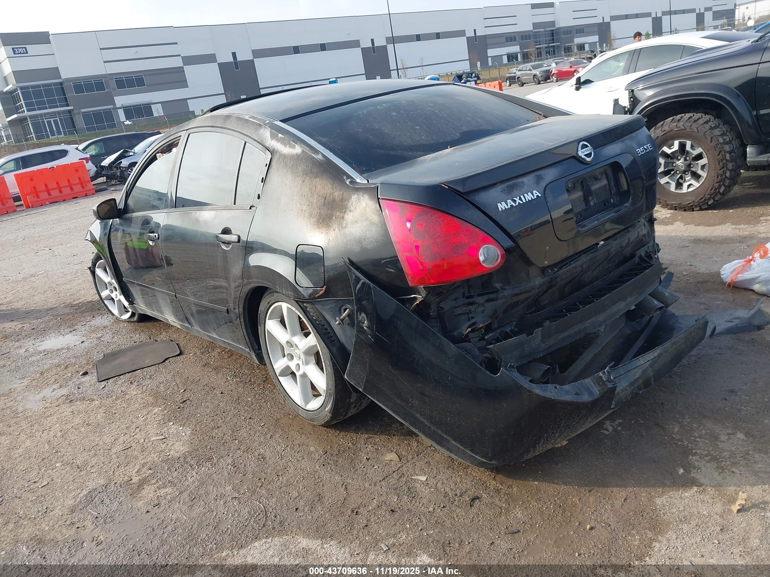 NISSAN MAXIMA image 3