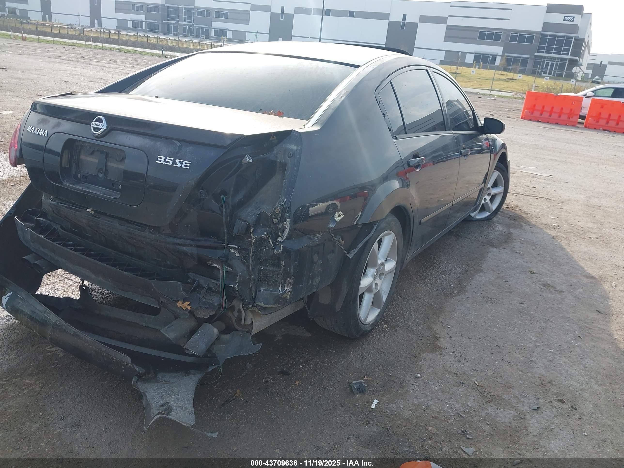 NISSAN MAXIMA image 4