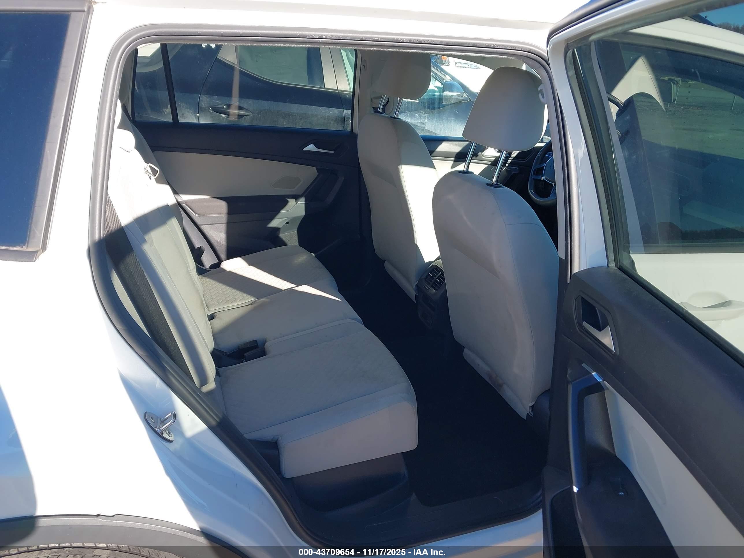 VOLKSWAGEN TIGUAN image 8