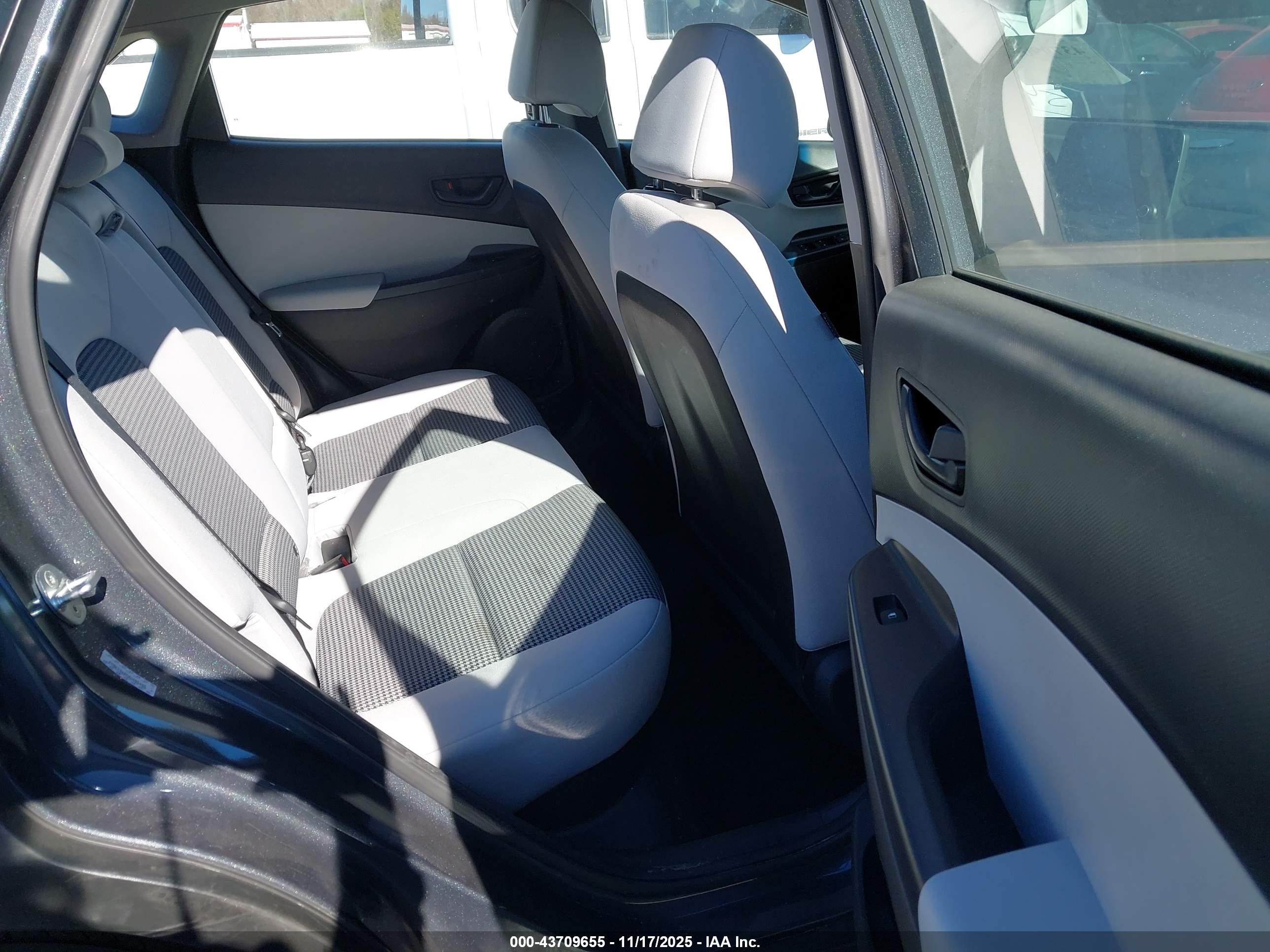HYUNDAI KONA image 8