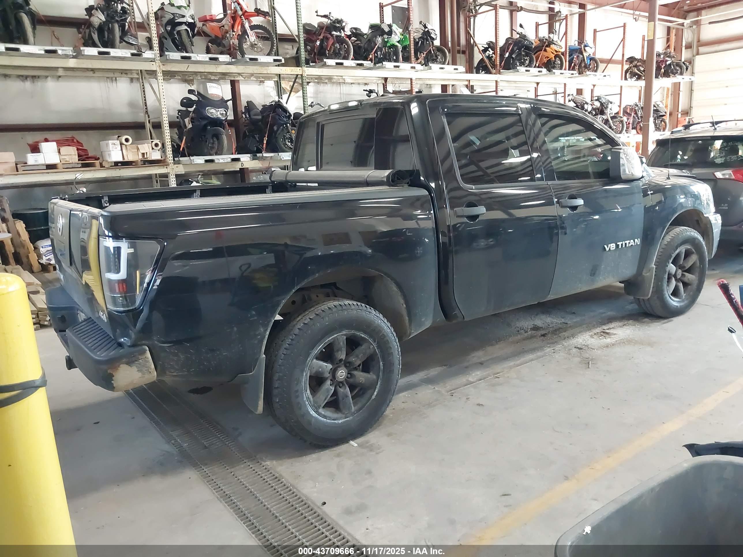 NISSAN TITAN image 4