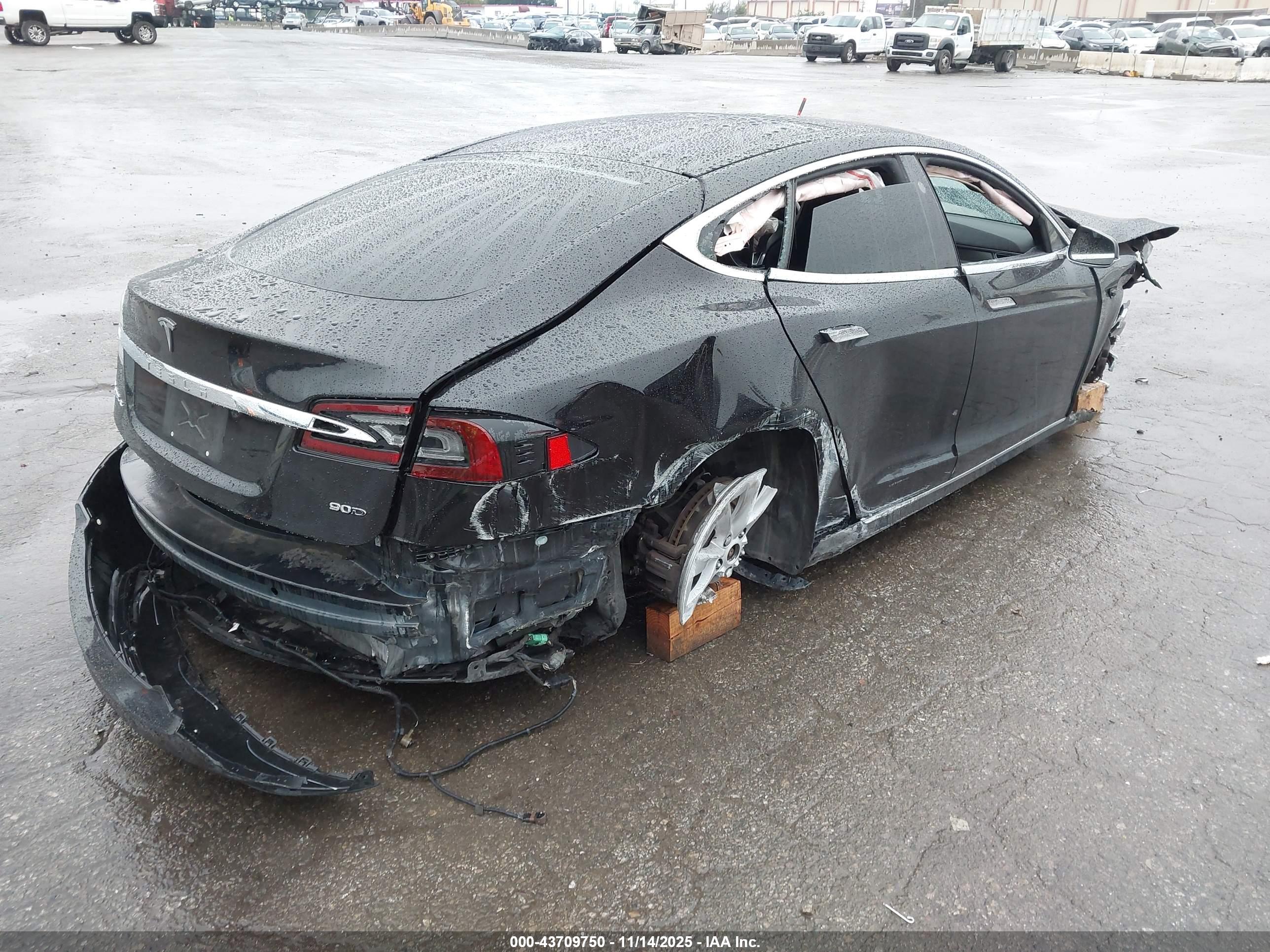 TESLA MODEL image 4
