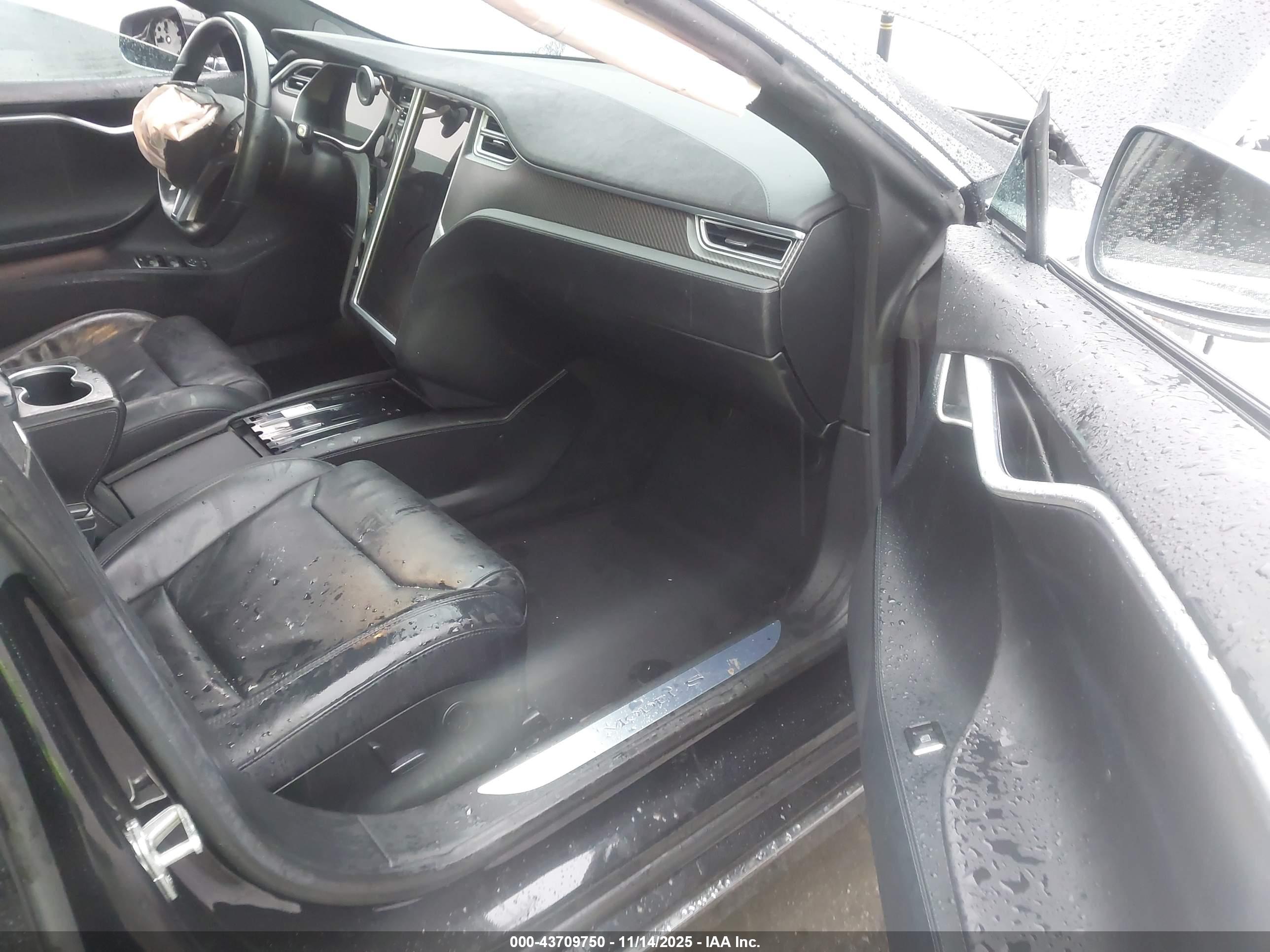 TESLA MODEL image 5